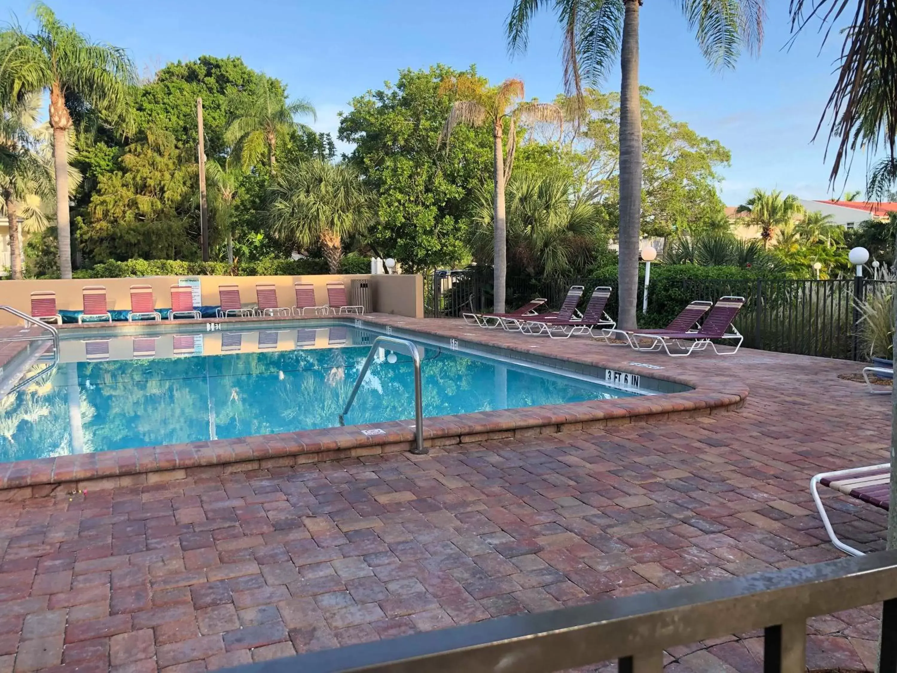 Swimming Pool in Captiva Beach Resort (open private beach access)