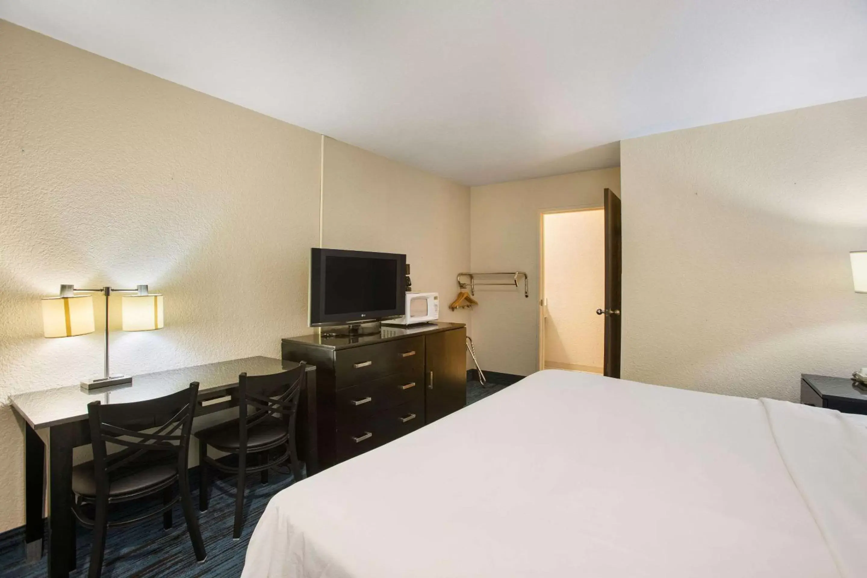 Bedroom, TV/Entertainment Center in Rodeway Inn & Suites Mackinaw City Bridgeview