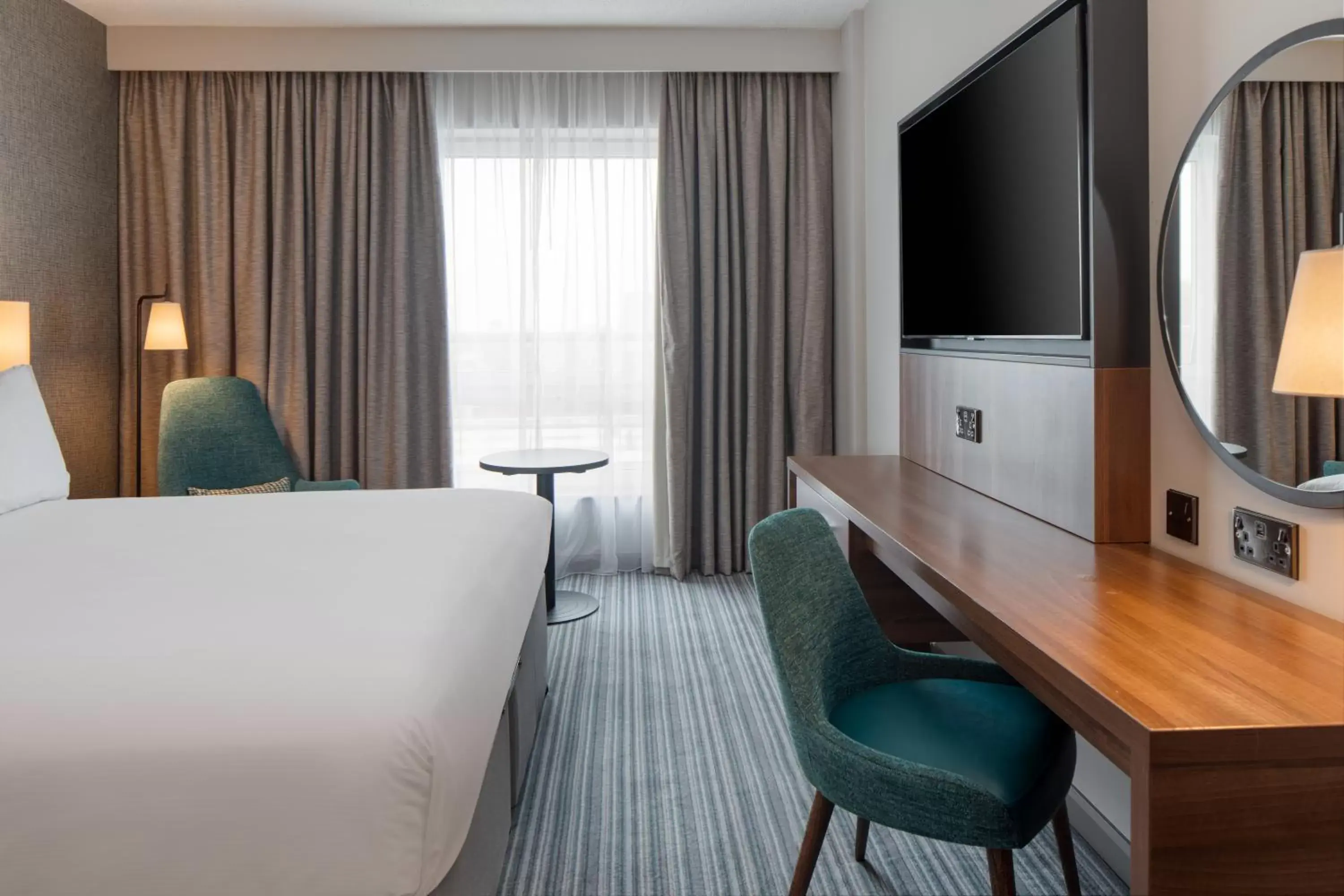 Bed, TV/Entertainment Center in DoubleTree by Hilton London Chelsea
