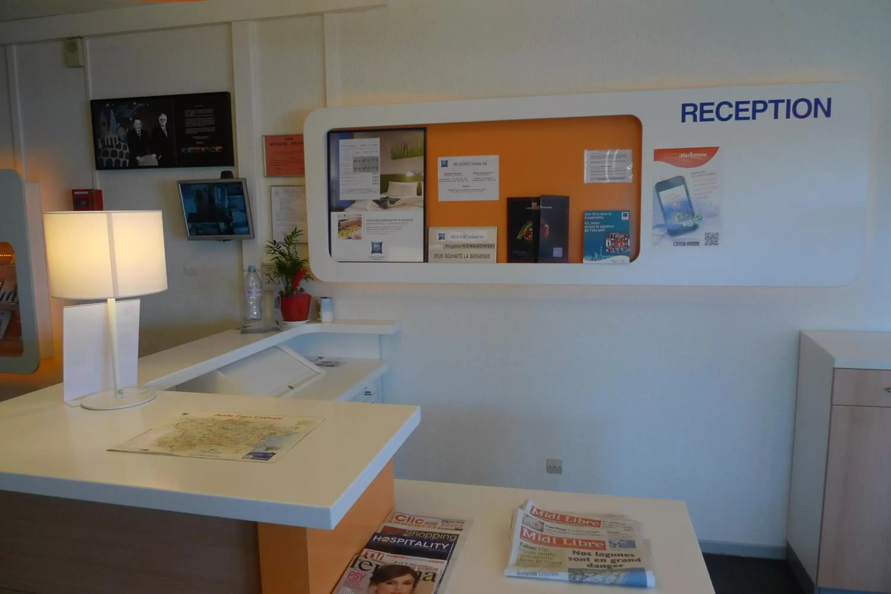 Lobby or reception in ibis budget Narbonne Sud A9/A61