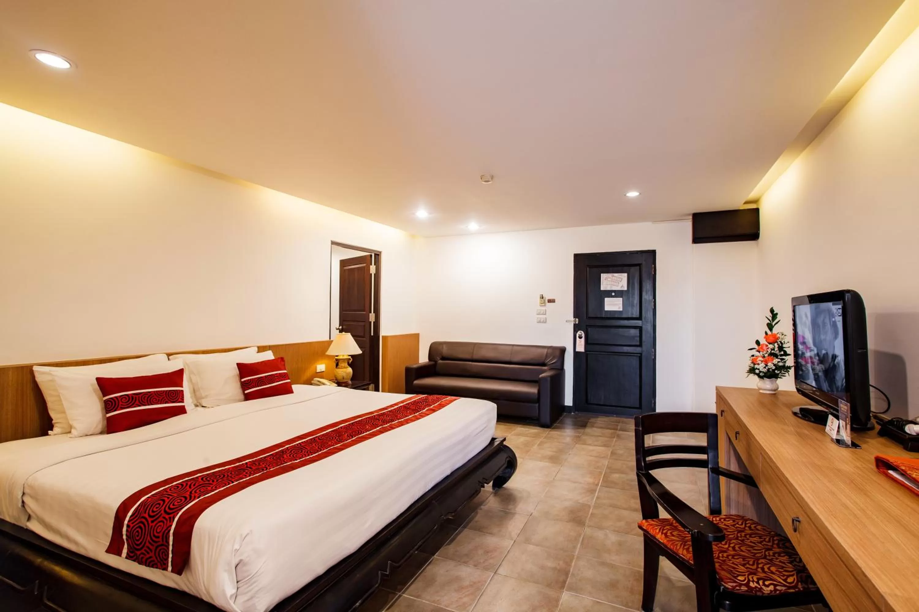 Photo of the whole room, Bed in Raming Lodge Hotel