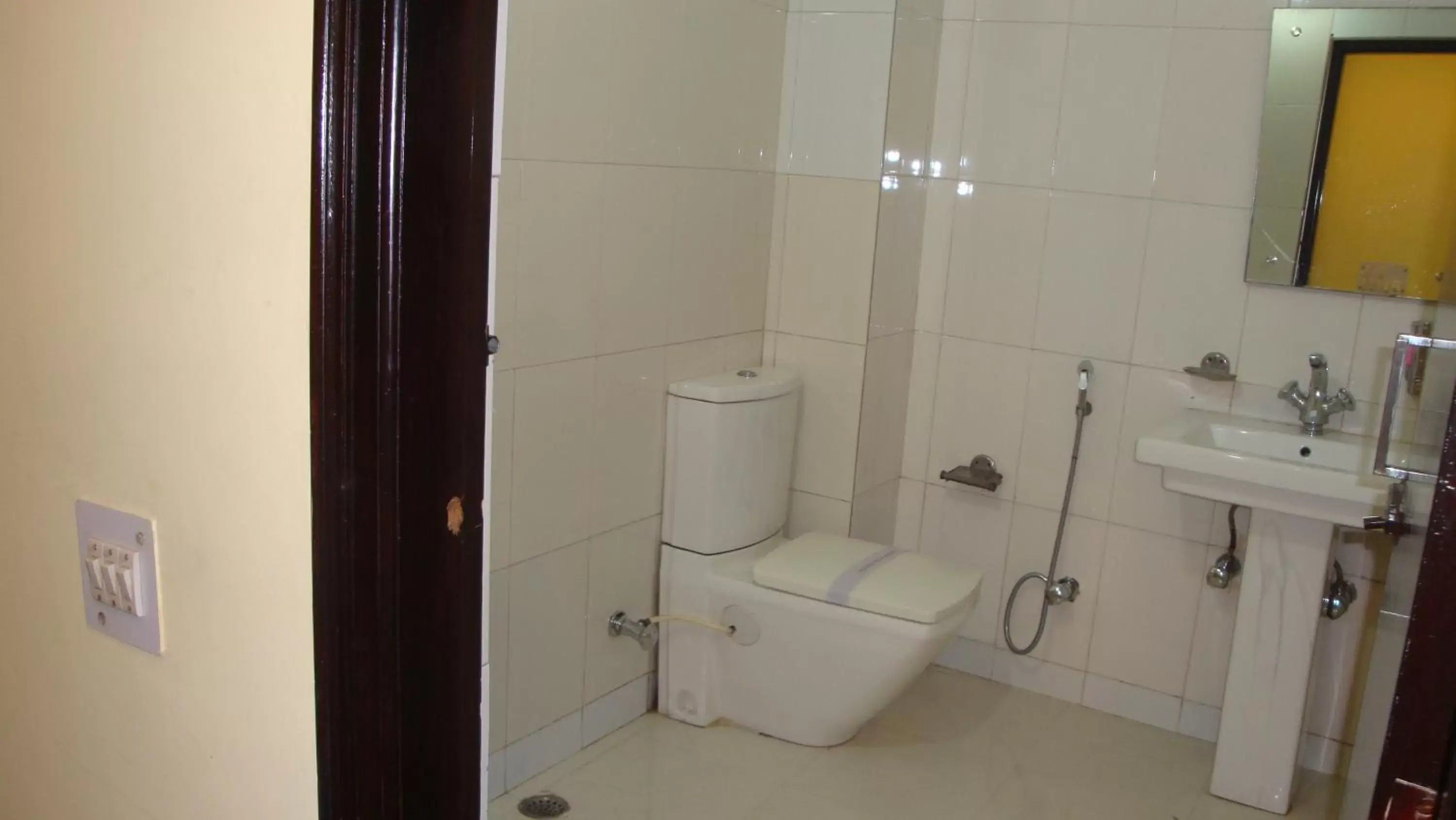 Toilet, Bathroom in Hotel Su Shree Continental 5 Minutes Walk From New Delhi Railway Station