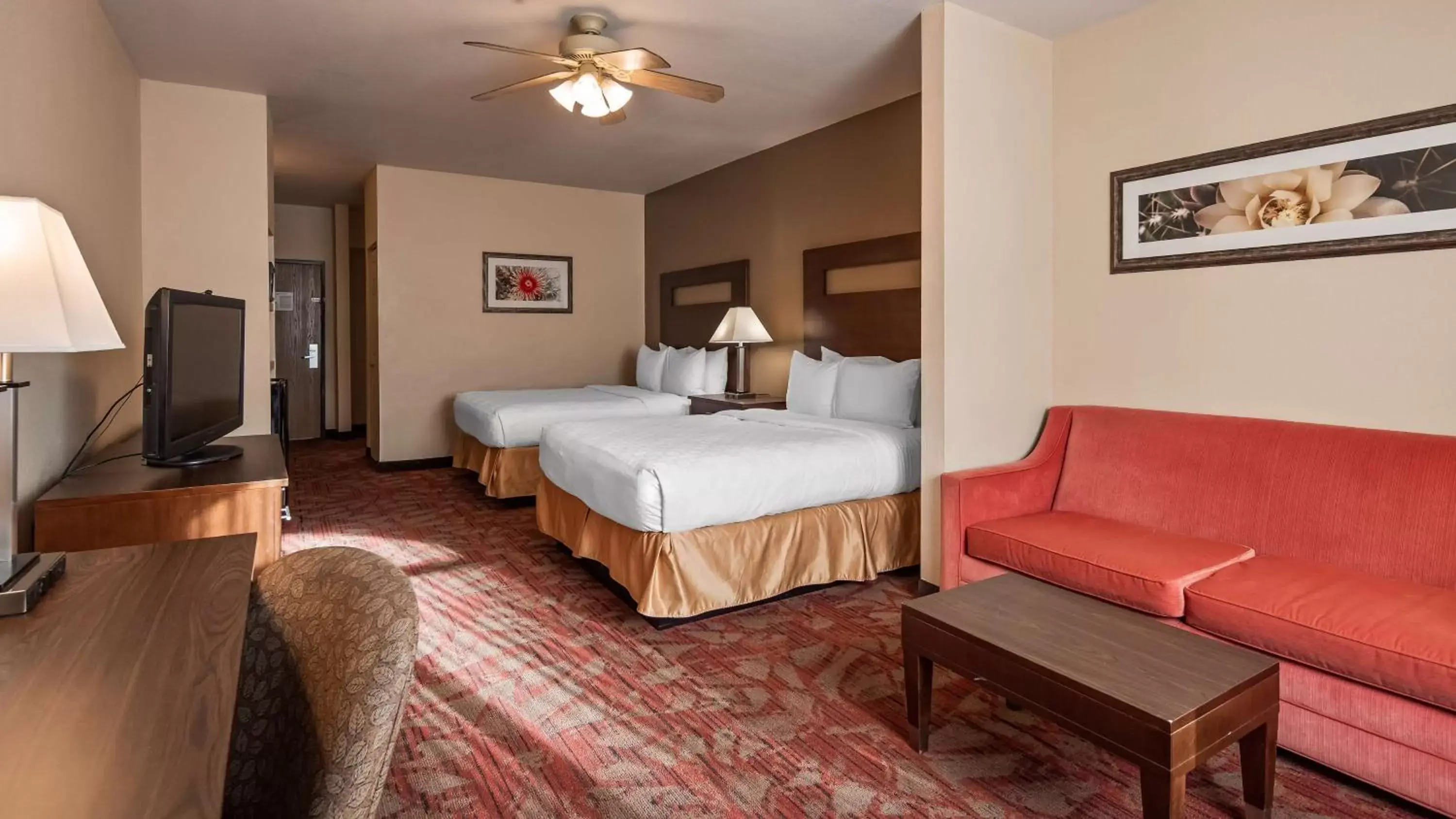 Photo of the whole room, Bed in Best Western Plus Ruidoso Inn