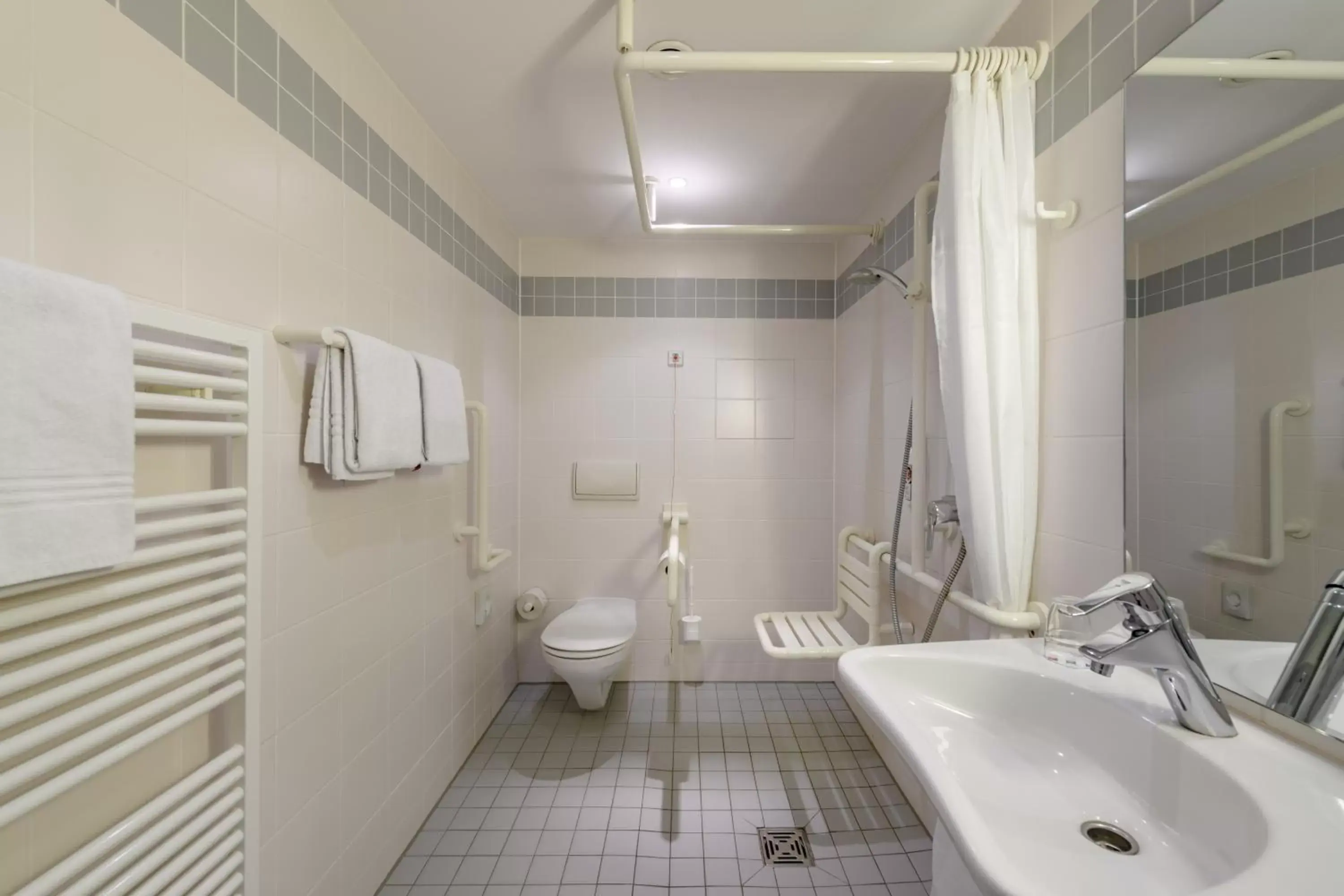Shower, Bathroom in ibis Berlin City Potsdamer Platz