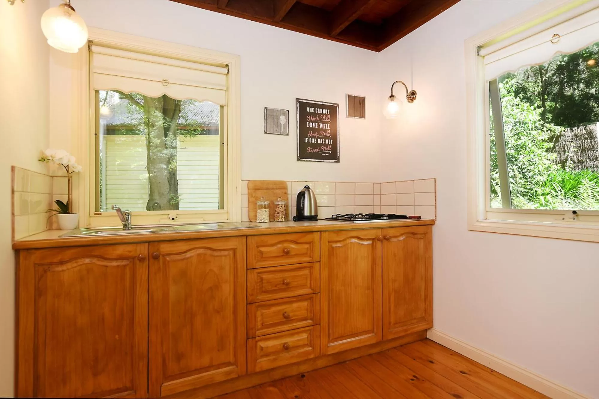Kitchen or kitchenette in Cambridge Cottages