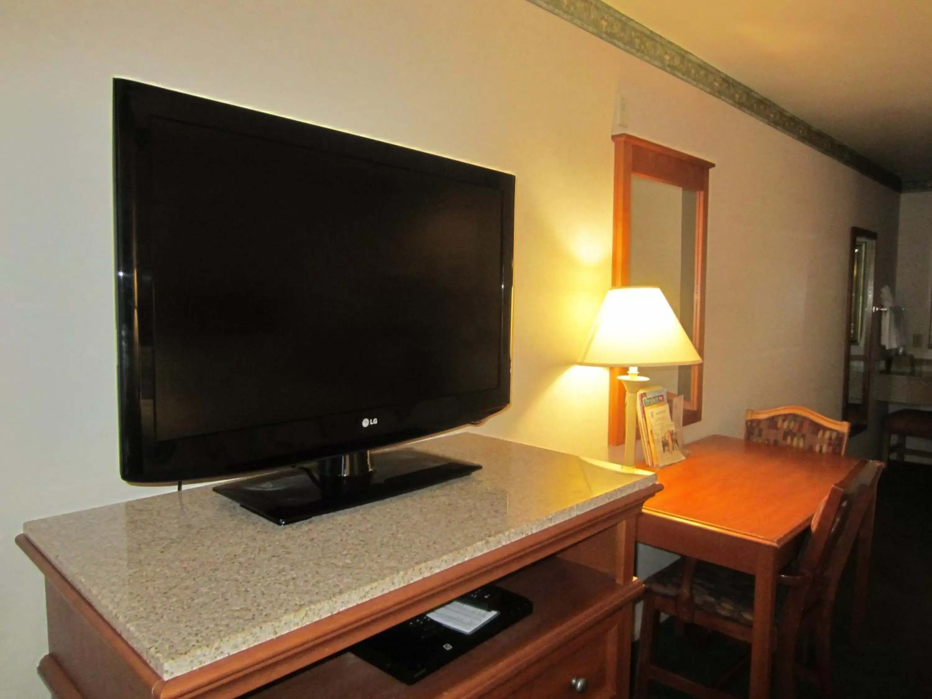 TV and multimedia, TV/Entertainment Center in Old Town Inn