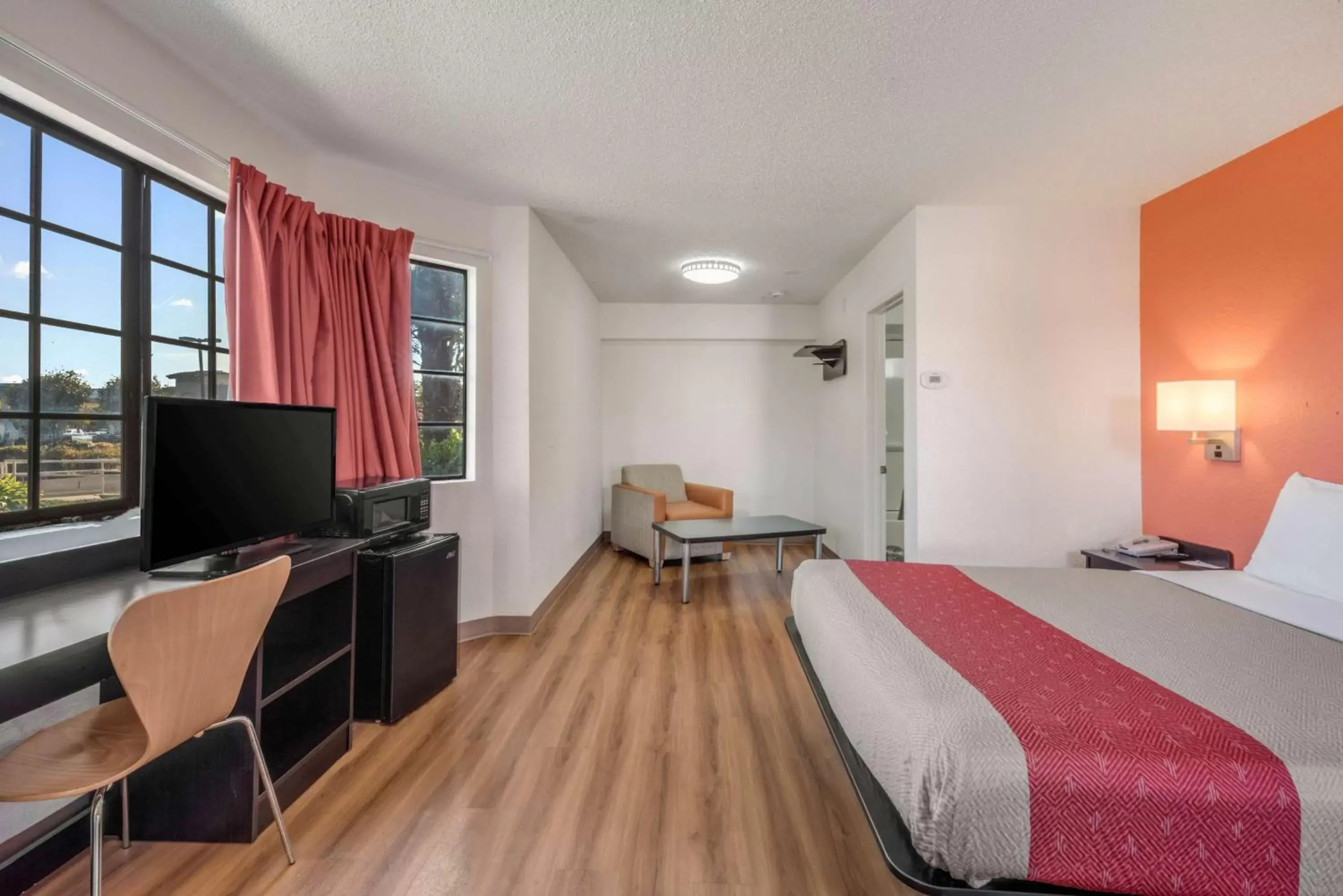 Bedroom, TV/Entertainment Center in Motel 6-Fairfield, CA - North