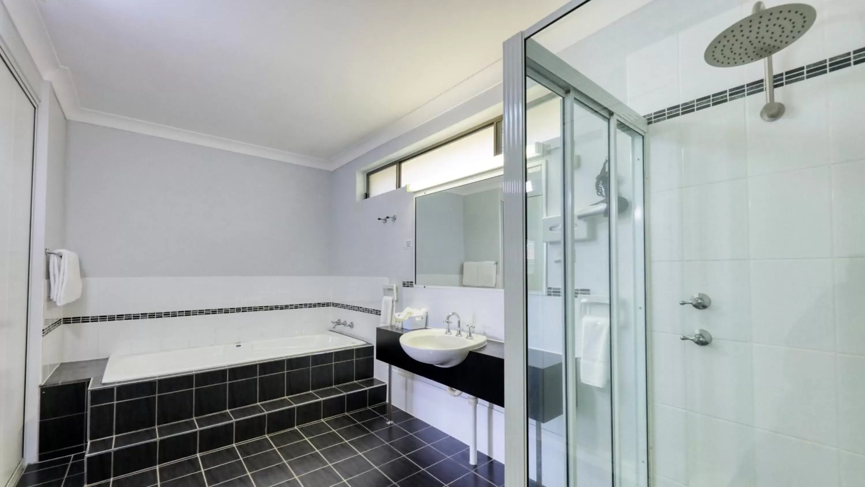 Shower, Bathroom in Kempsey Powerhouse Motel