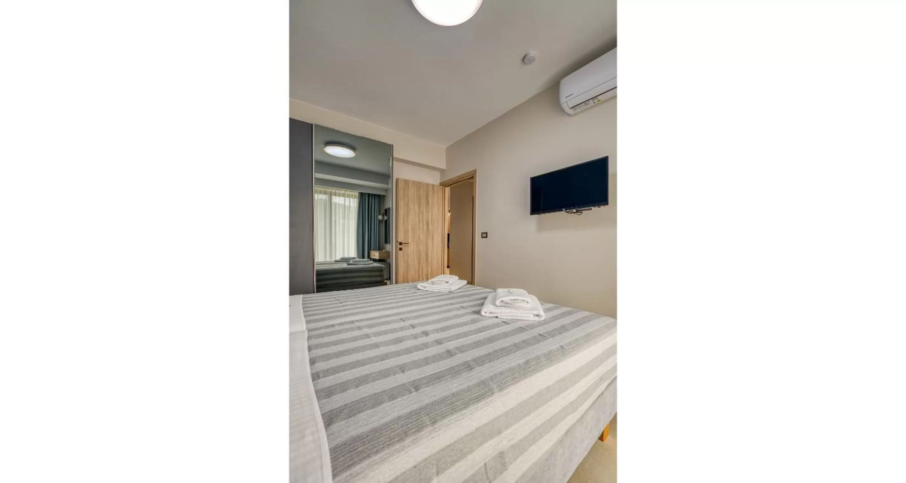 Bedroom, Bed in Sapphire Horizon Suites