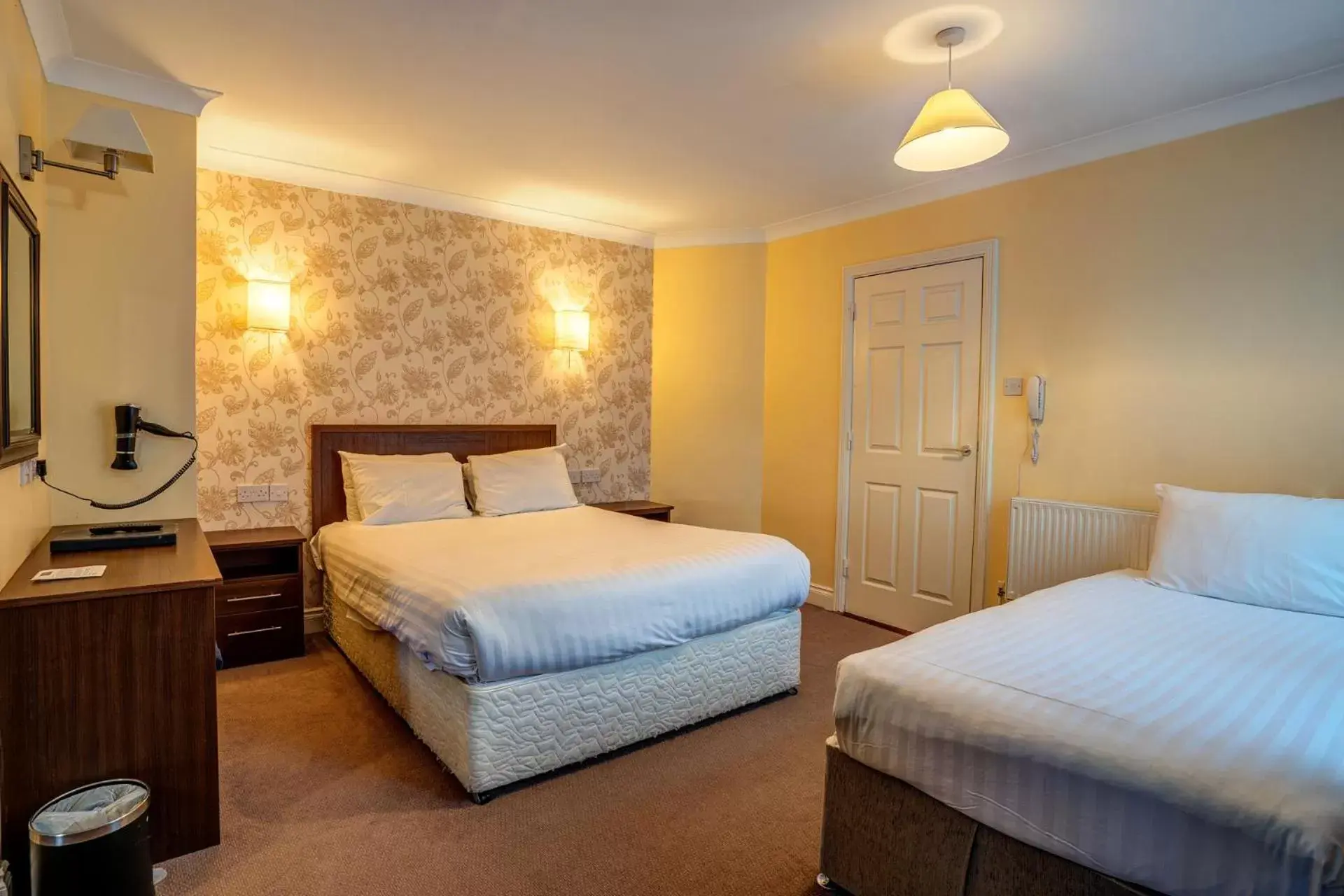 Family Room (2 Adults + 4 Children) in Ballina Manor Hotel