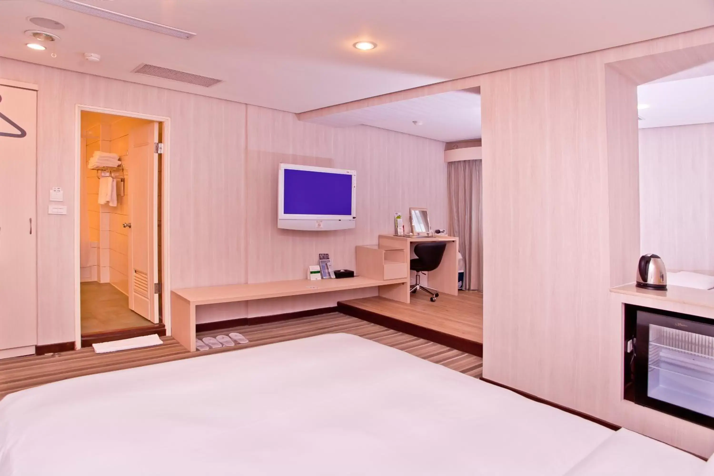 Bedroom, Bed in Yomi Hotel - ShuangLian MRT