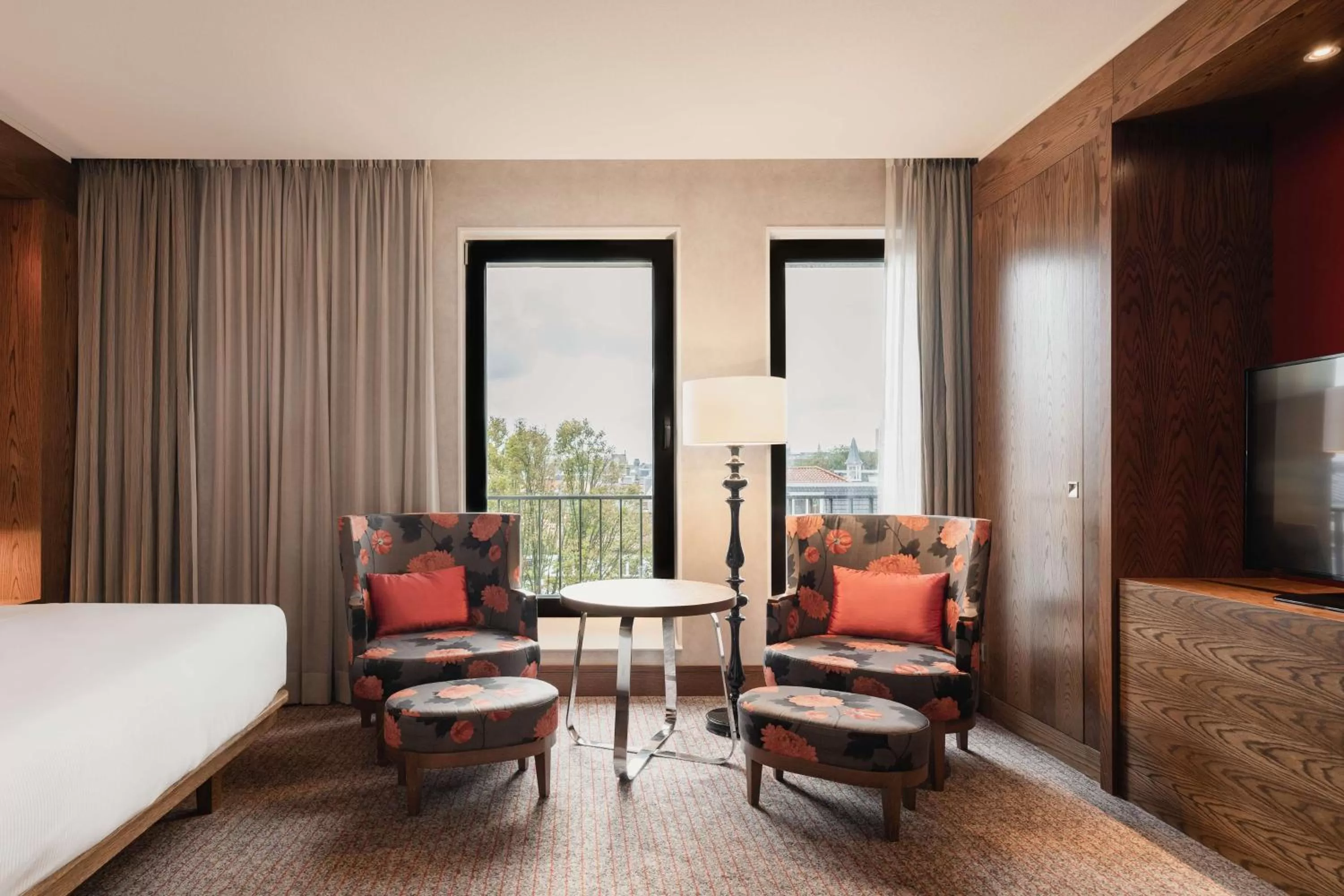 Living room, Bed in Hilton The Hague