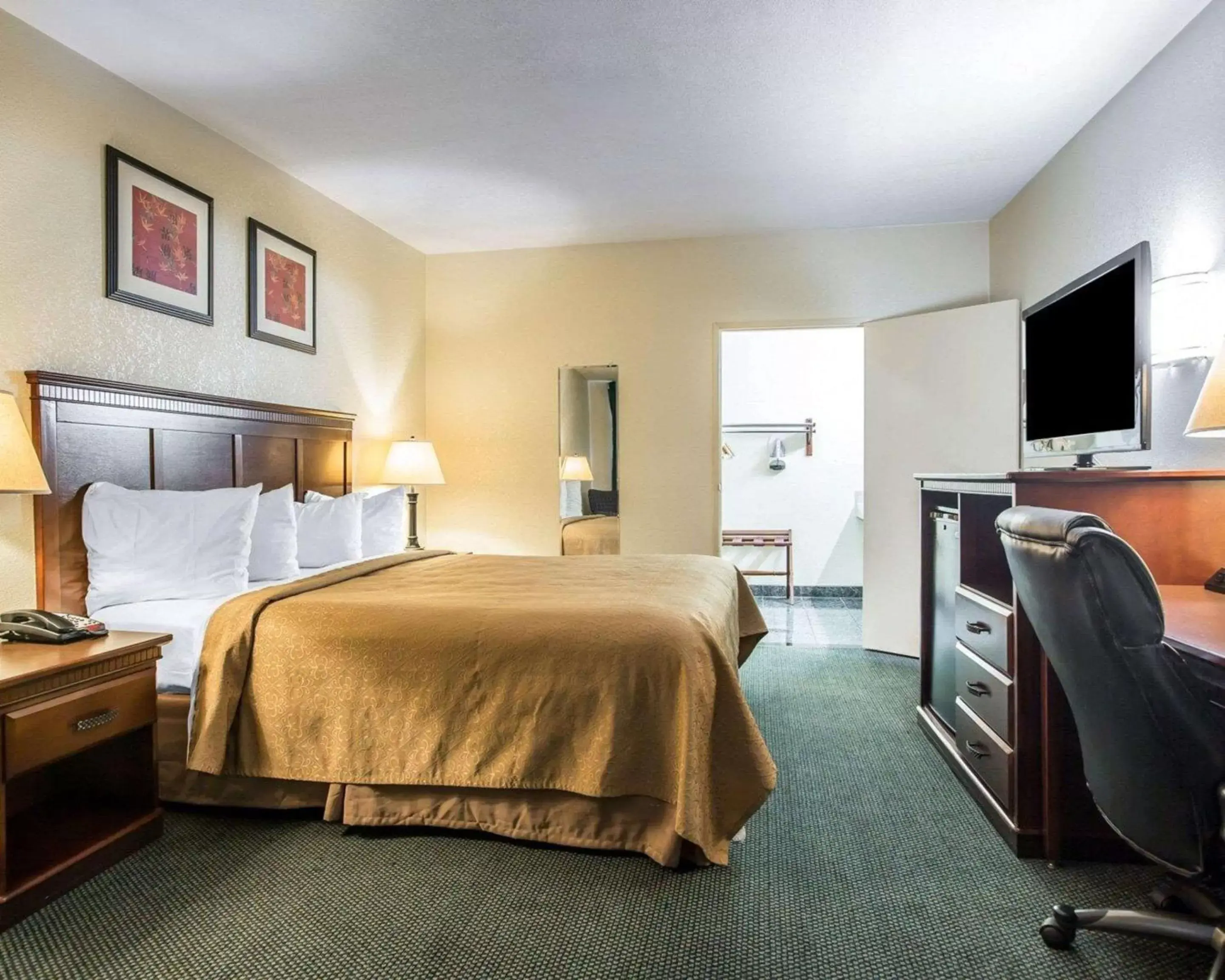 Photo of the whole room, Bed in Quality Inn San Diego I-5 Naval Base Photo of the whole room, Bed in Quality Inn San Diego I-5 Naval Base