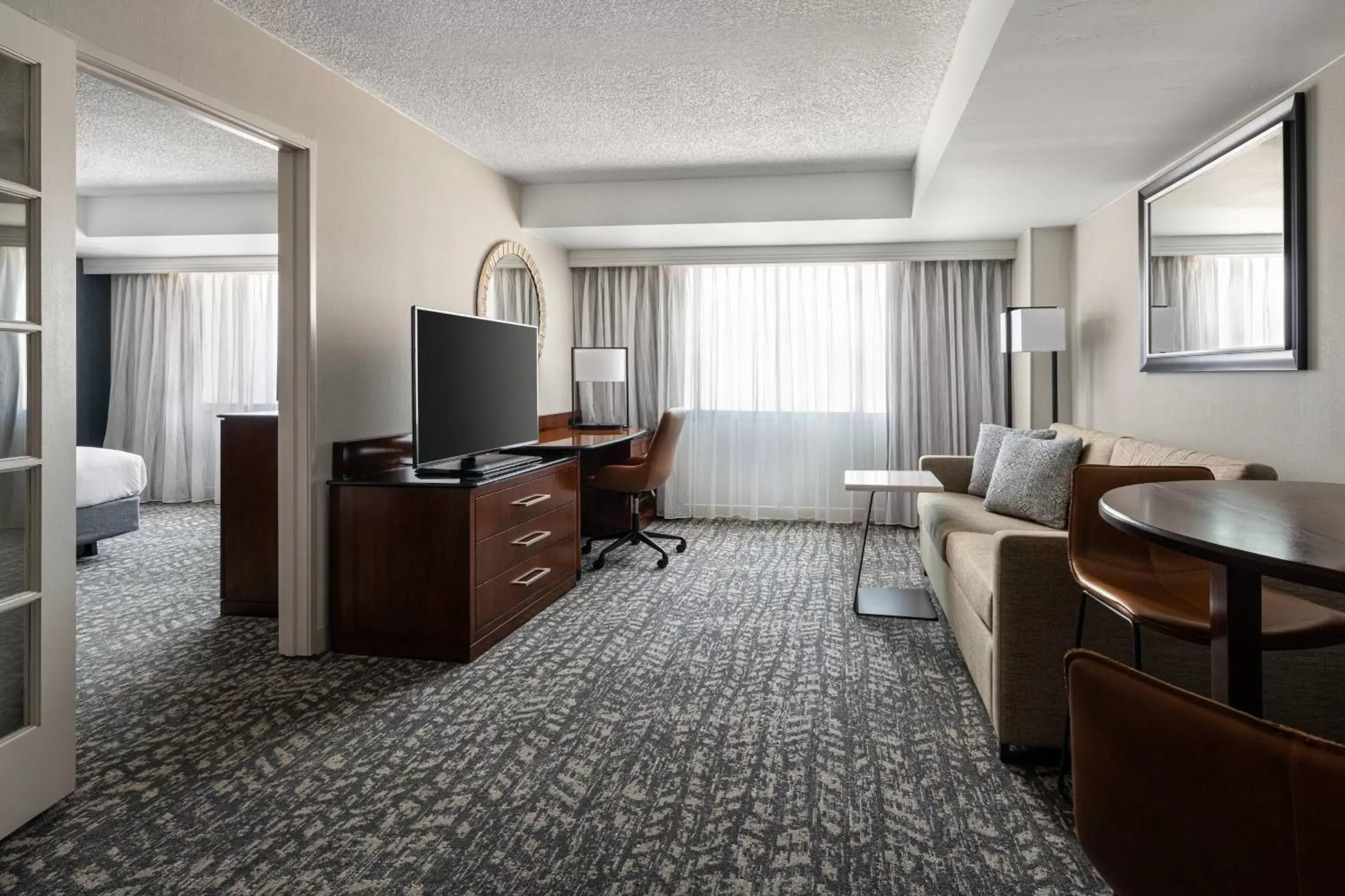 Living room, TV/Entertainment Center in Bakersfield Marriott at the Convention Center