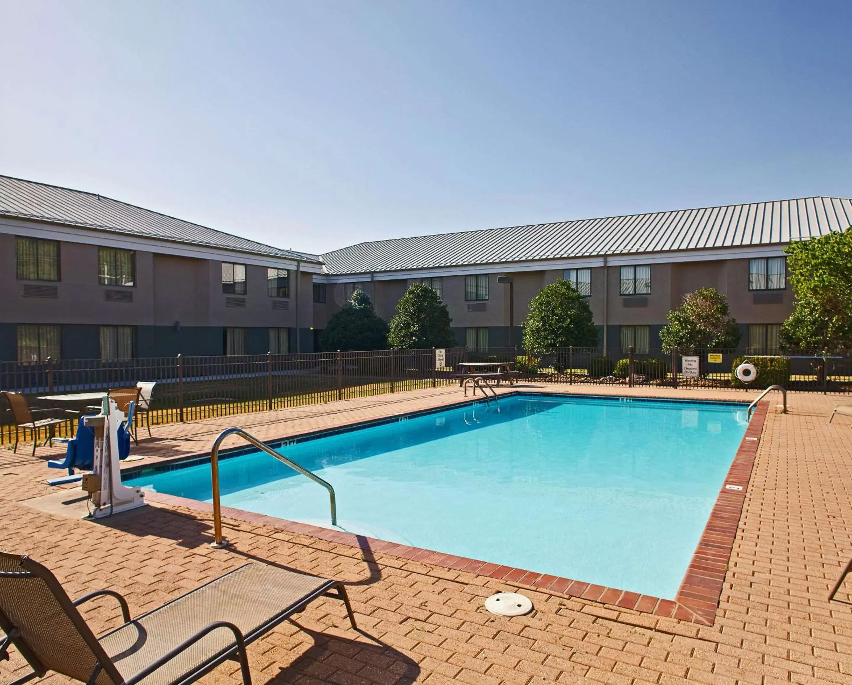 Swimming Pool in Quality Inn Bentonville-Rogers