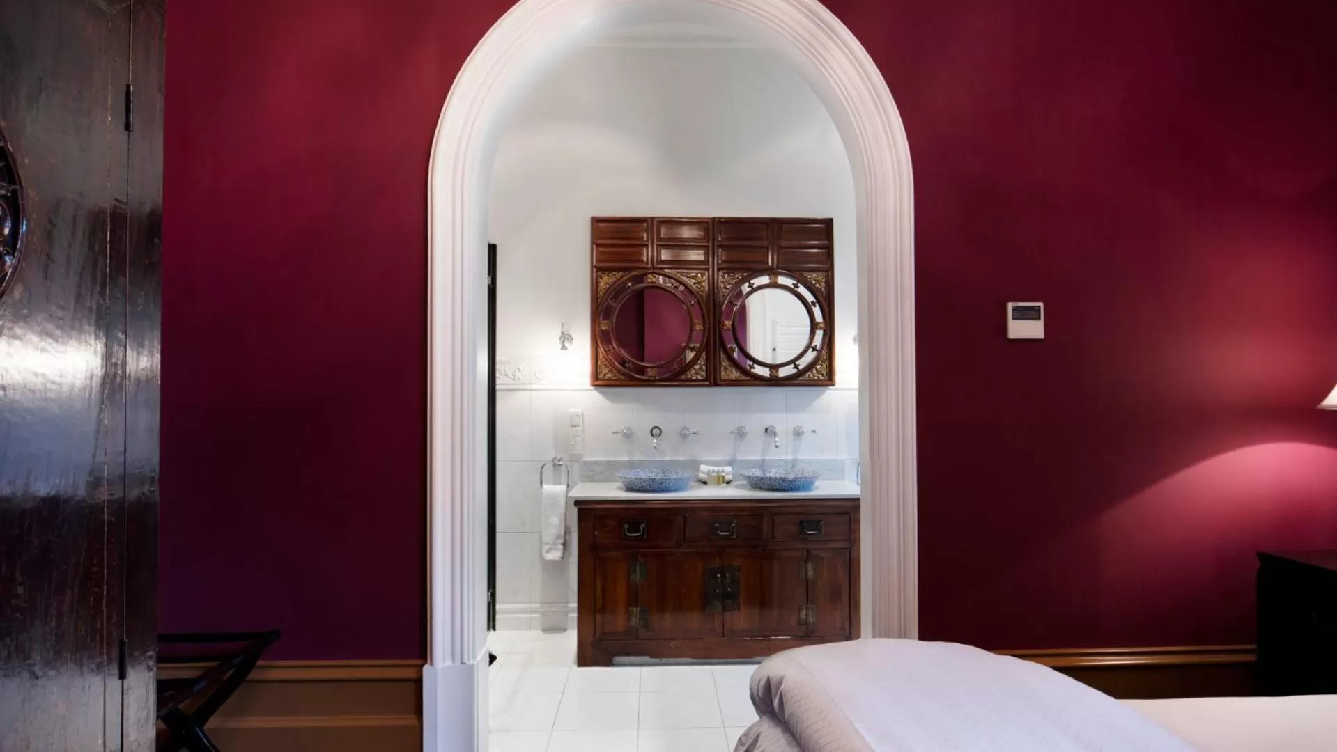 Bed in Craig's Royal Hotel