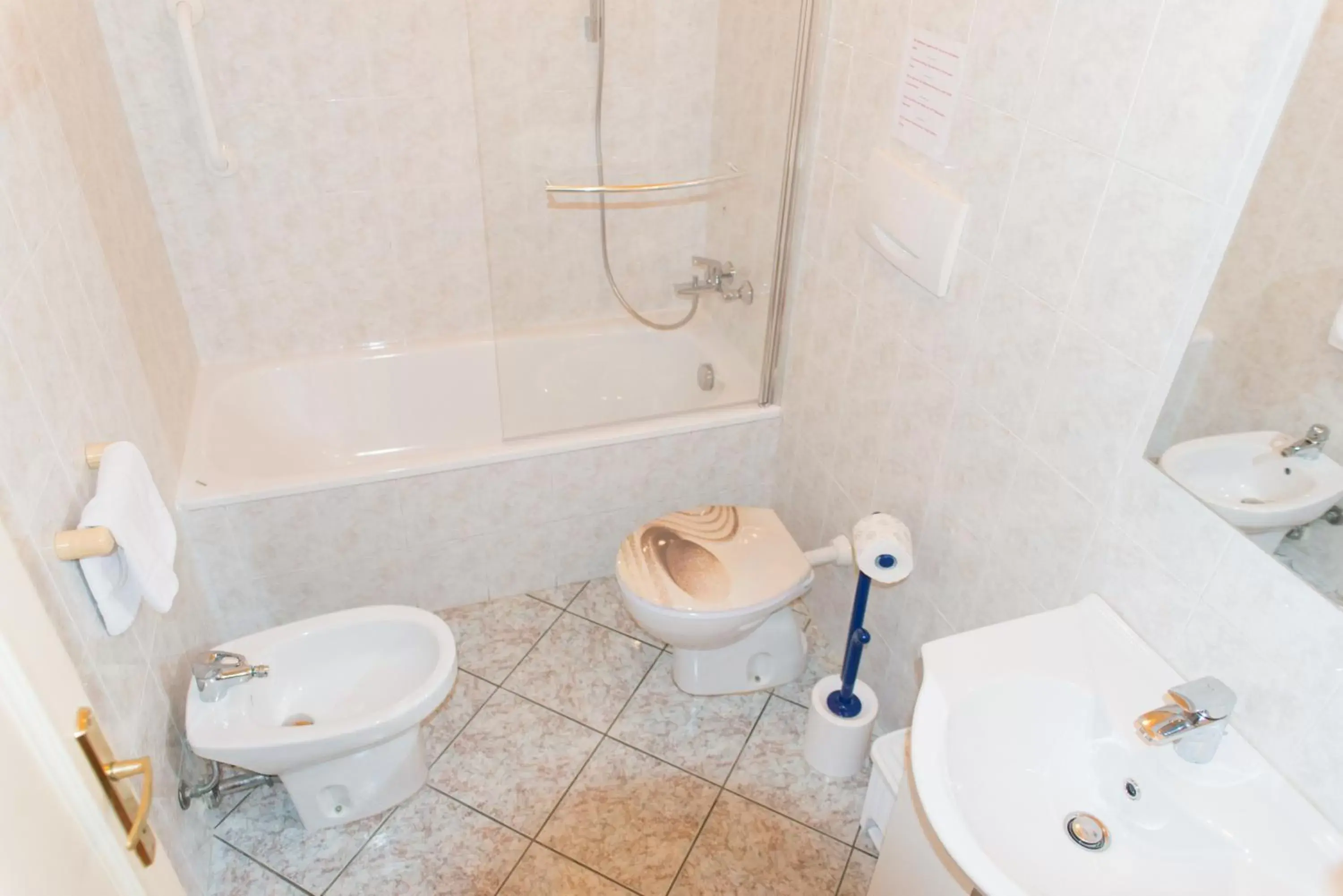 Bathroom in Al Cardinale Rooms & Studios