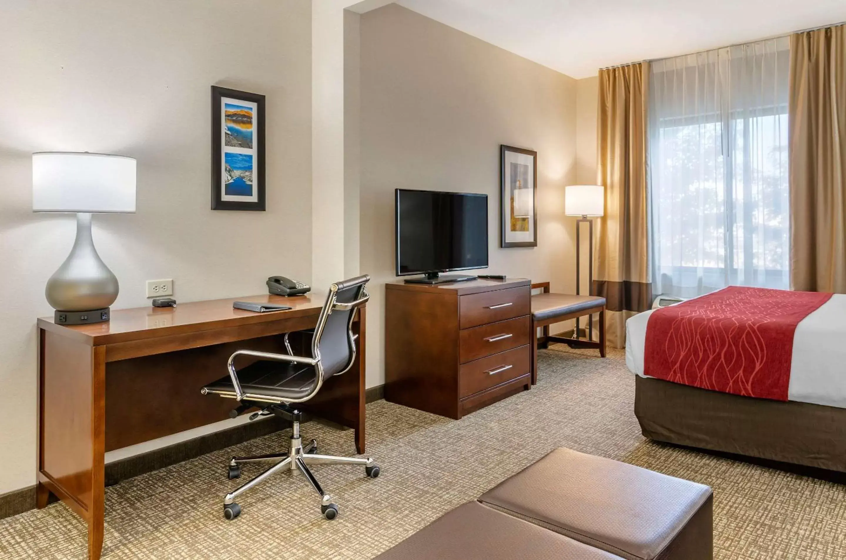 Photo of the whole room, TV/Entertainment Center in Comfort Inn & Suites Jerome - Twin Falls