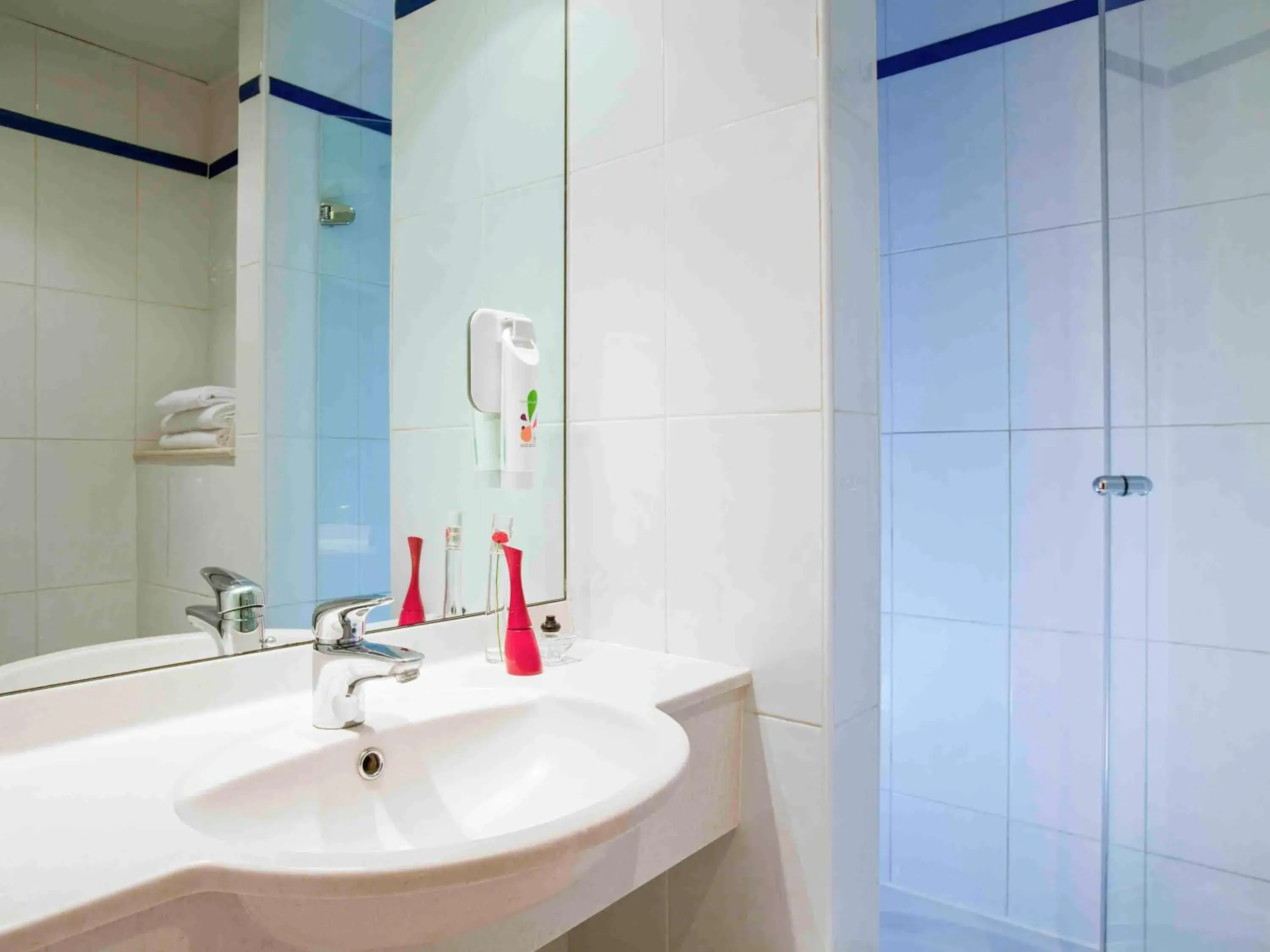 Photo of the whole room, Bathroom in ibis Styles Paris Mairie de Montreuil