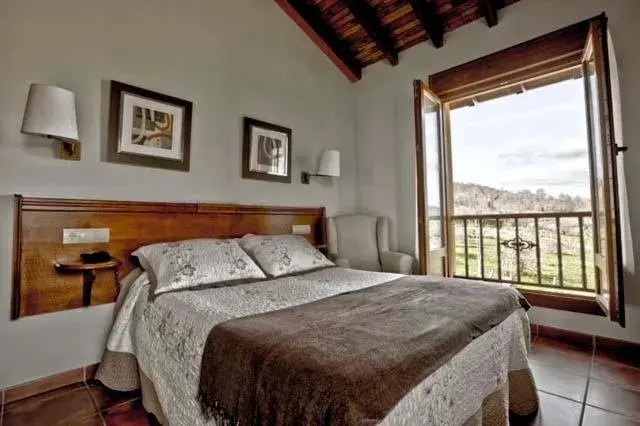 Photo of the whole room, Bed in Hotel & Spa Villa de Mestas