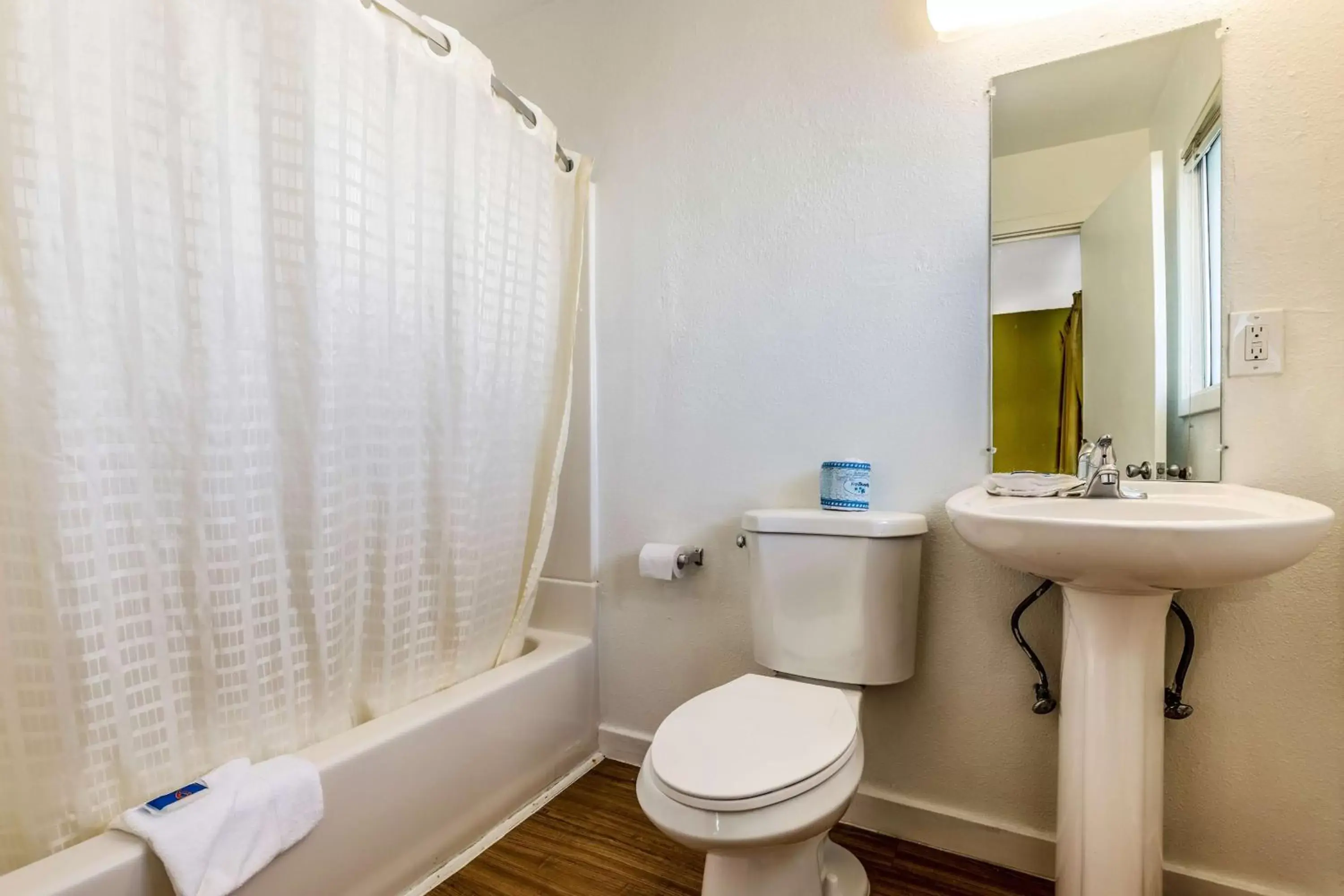 Shower, Bathroom in Motel 6 San Rafael