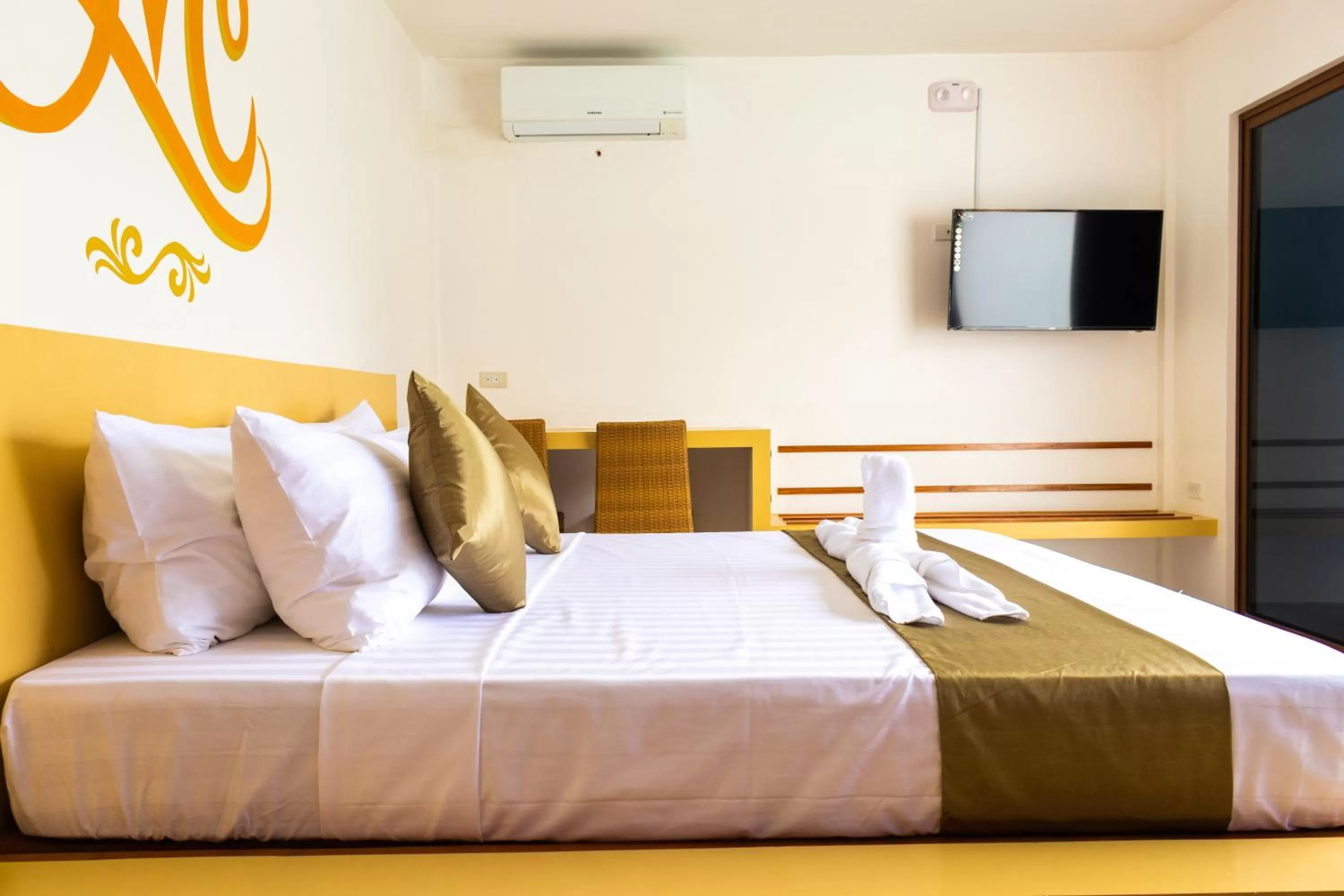 Photo of the whole room, Bed in Montecarlo Villas Panglao