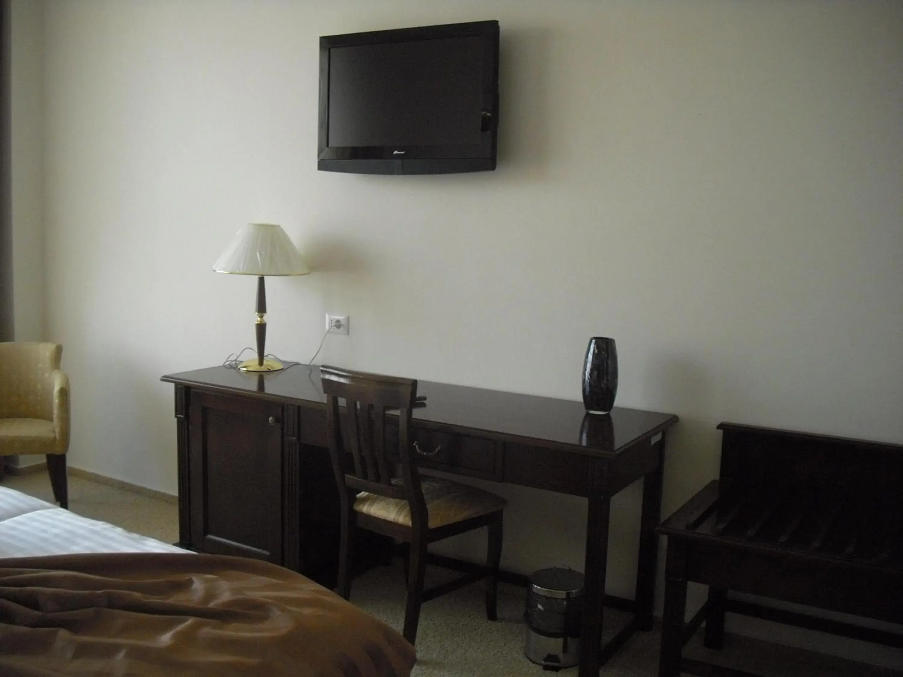 TV and multimedia, TV/Entertainment Center in Hotel Rexton