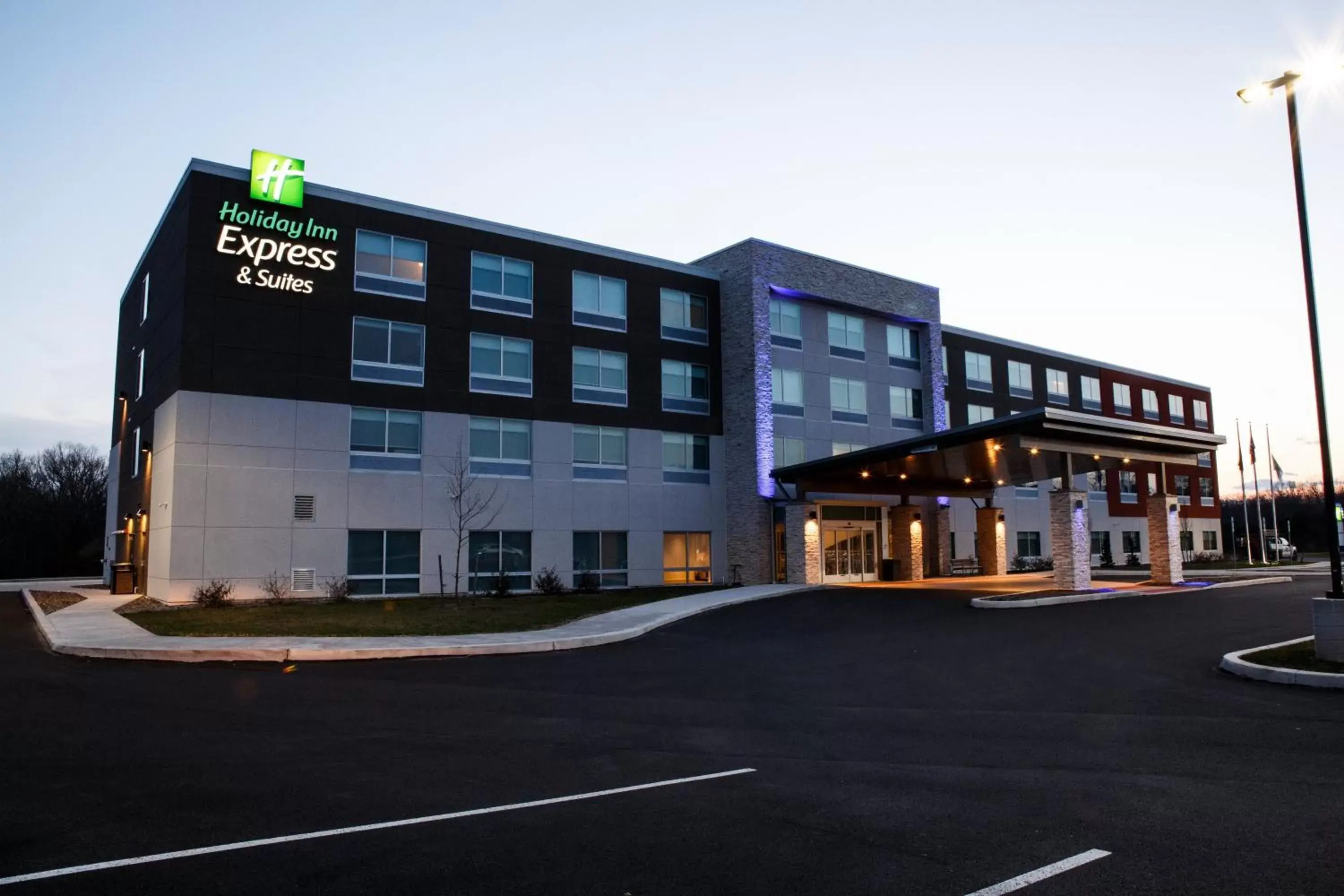 Property Building in Holiday Inn Express & Suites - Gettysburg, an IHG Hotel