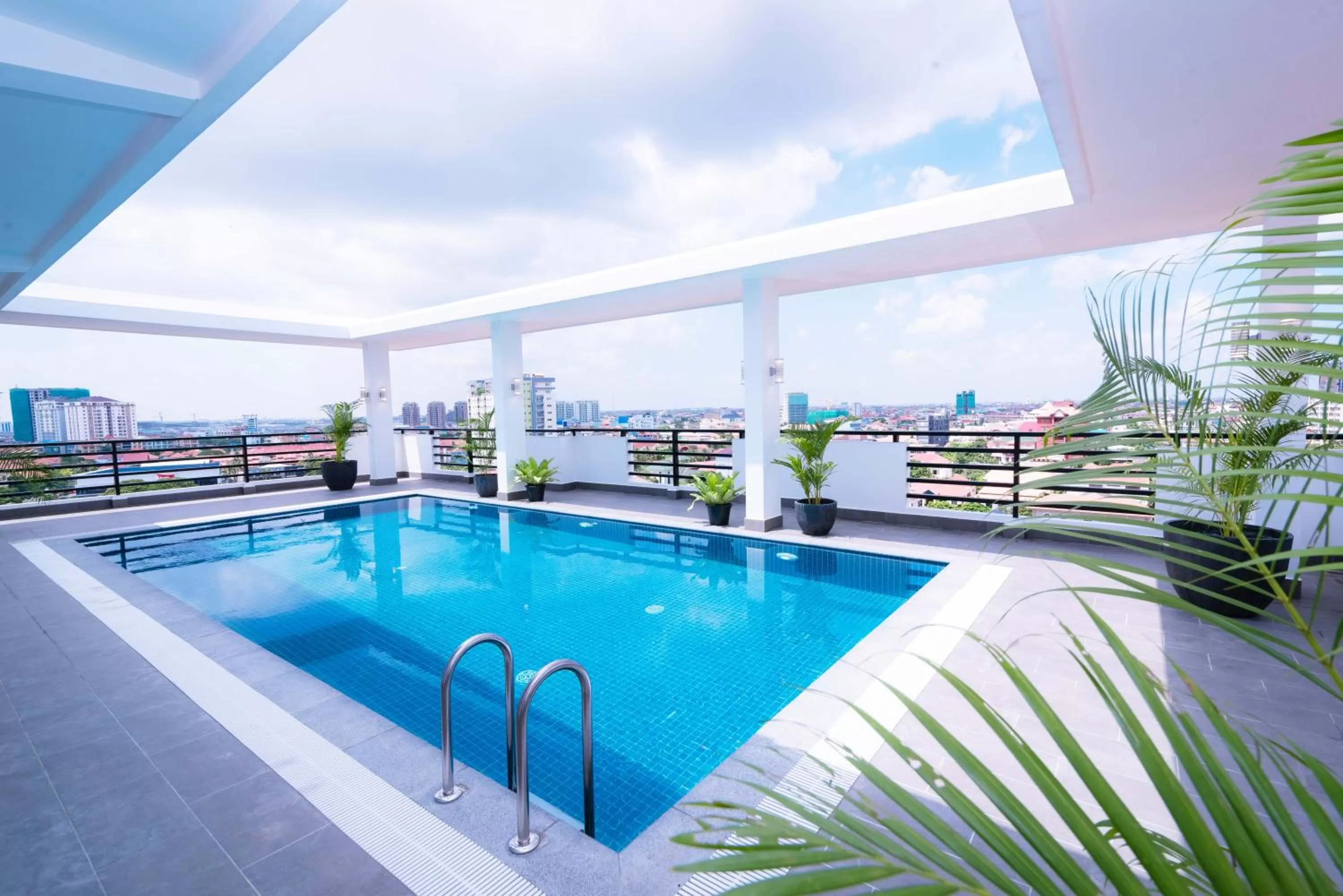 Swimming pool in Sun Apartment