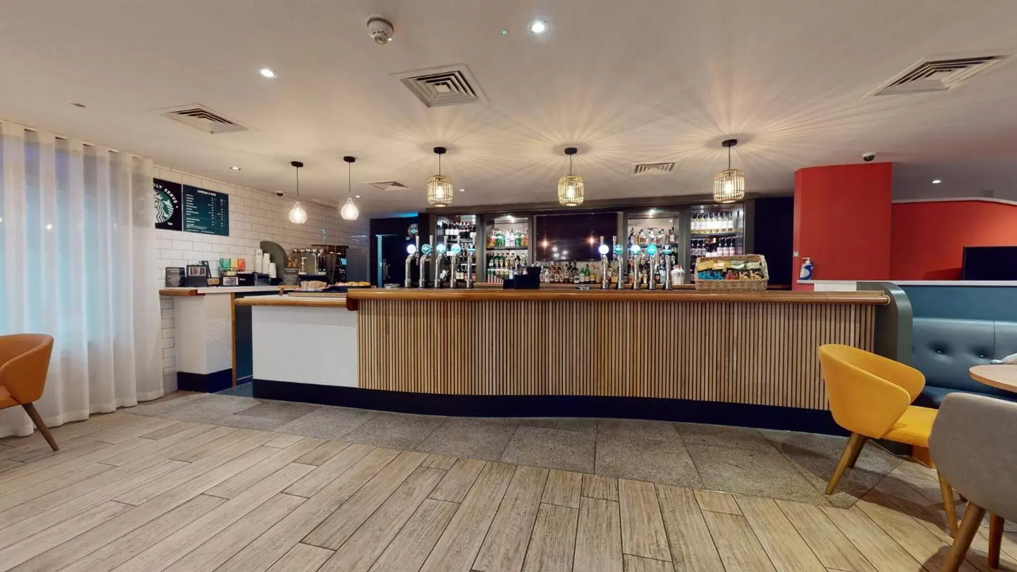 Lounge or bar in Holiday Inn Cardiff City, an IHG Hotel