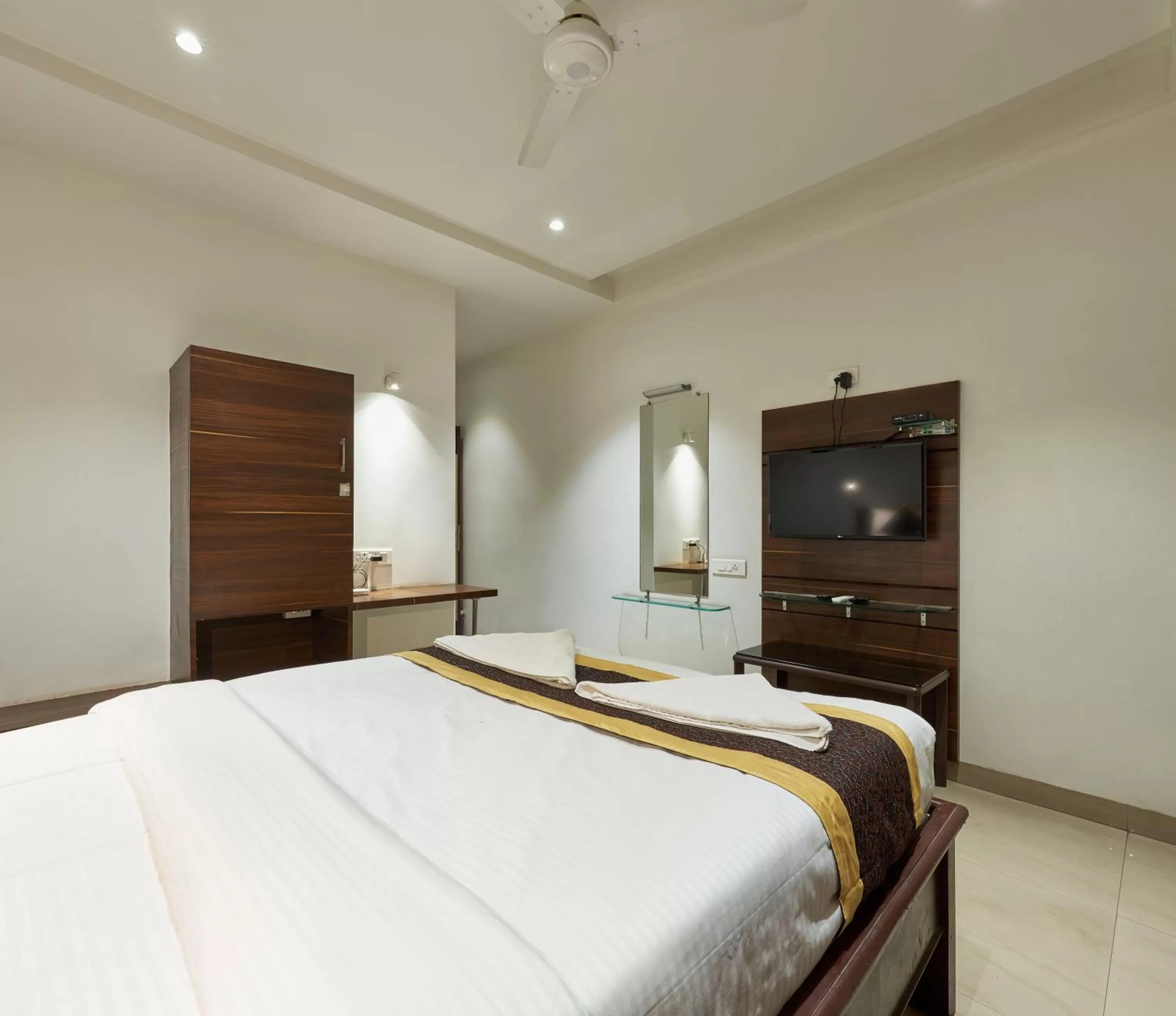 TV and multimedia, Bed in Hotel Fortune Inn