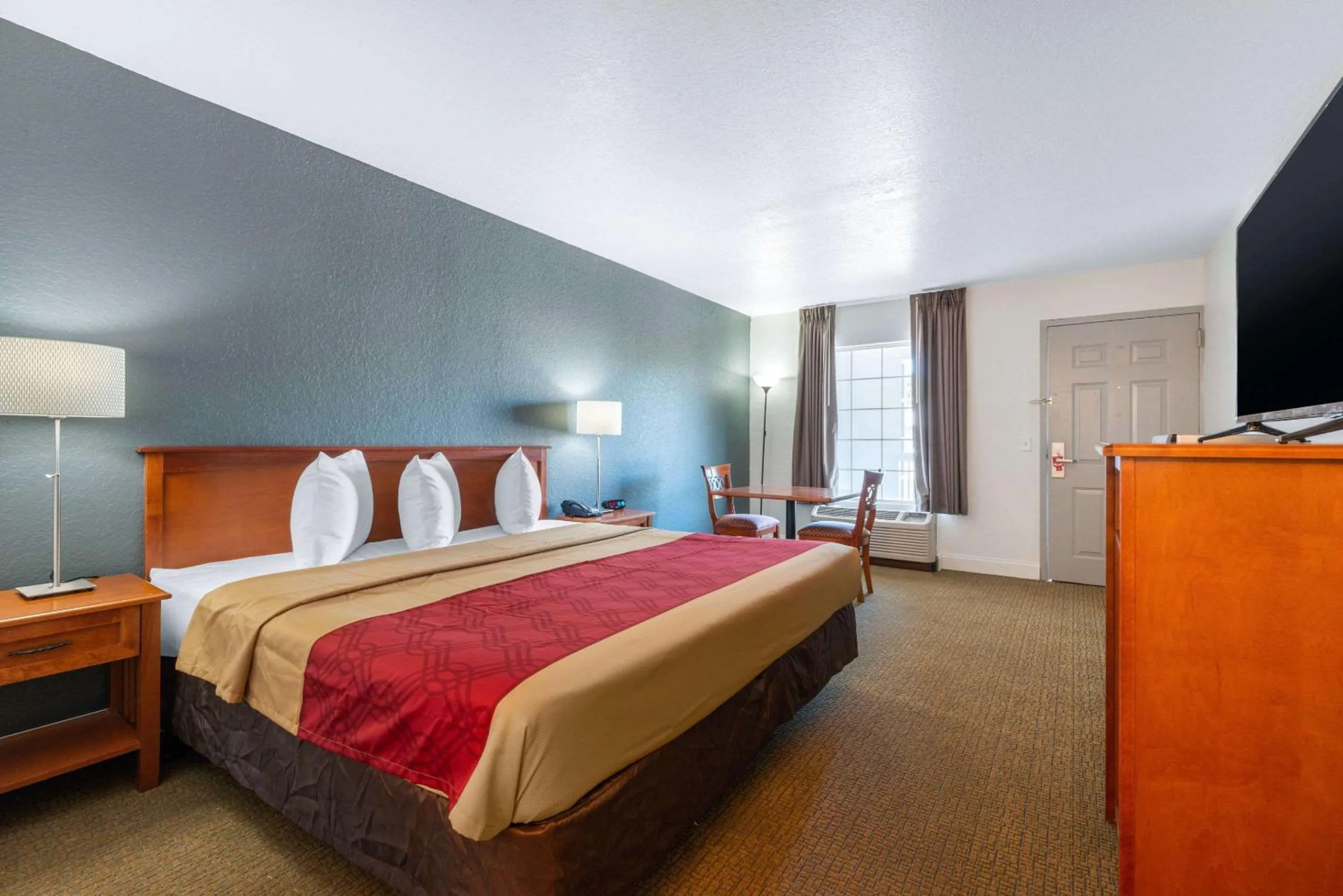 Photo of the whole room, Bed in Econo Lodge Airport - RJ Stadium