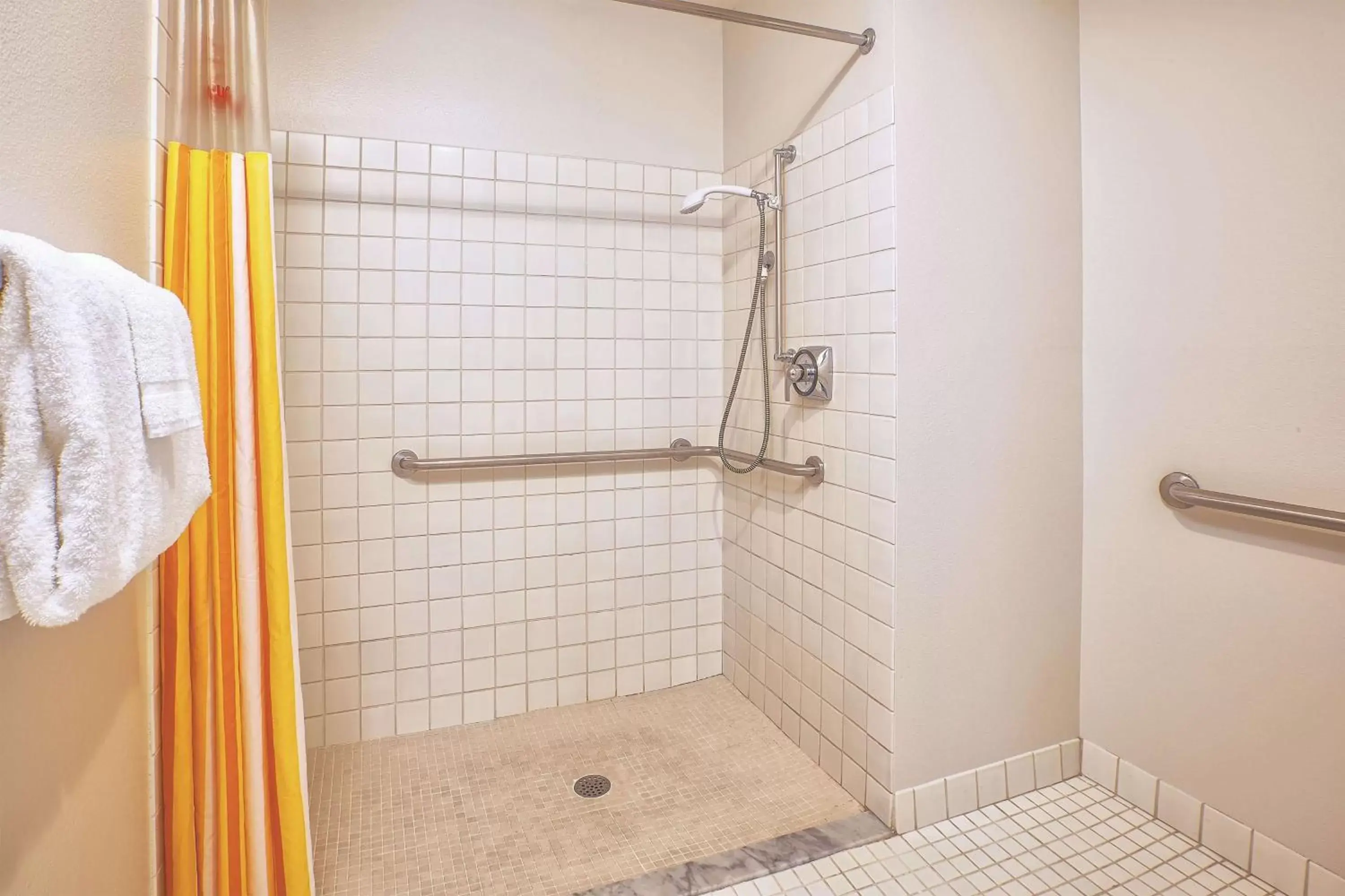 Photo of the whole room, Bathroom in La Quinta Inn by Wyndham Toledo Perrysburg