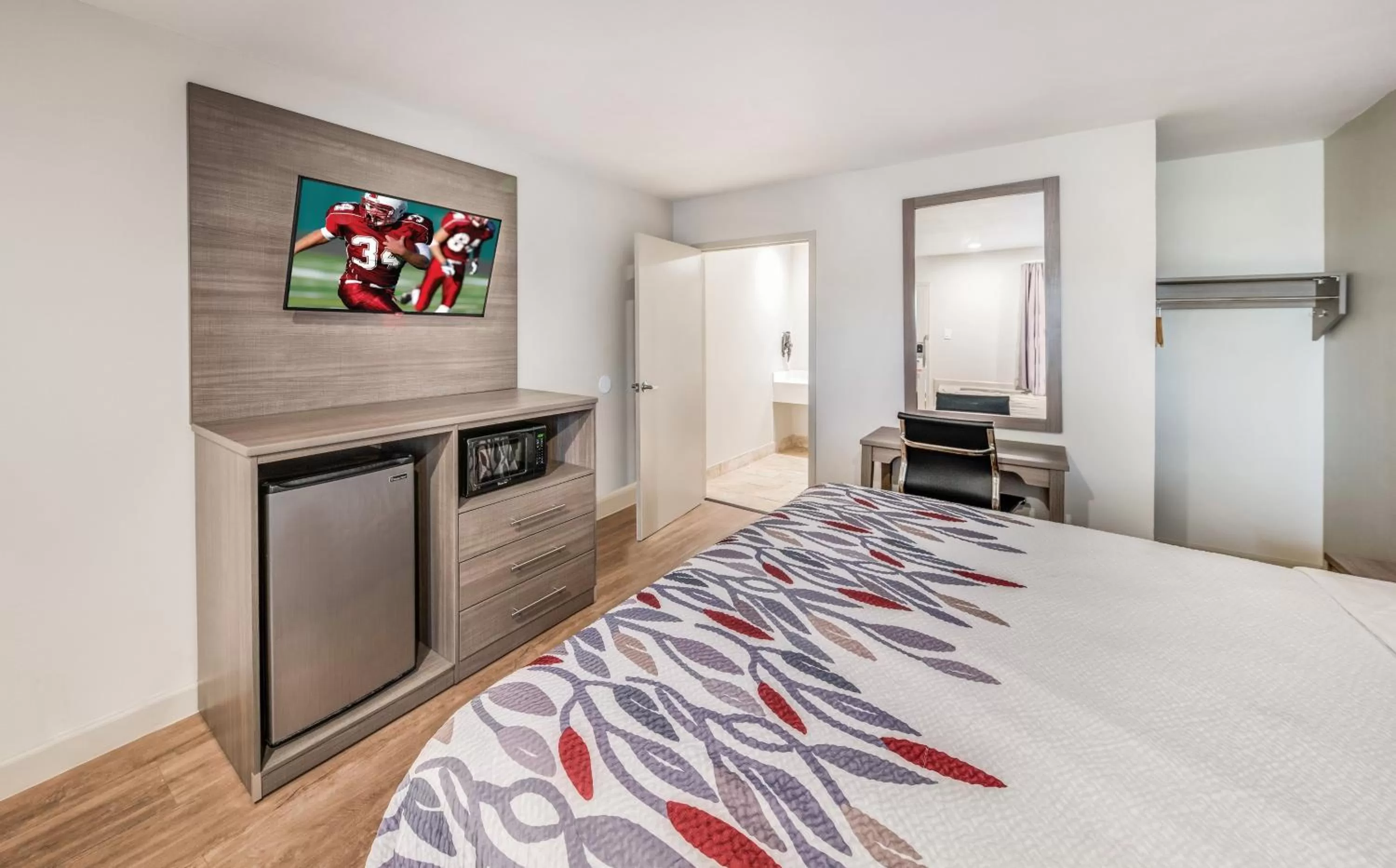 Photo of the whole room, Bed in Red Roof Inn Lewisville