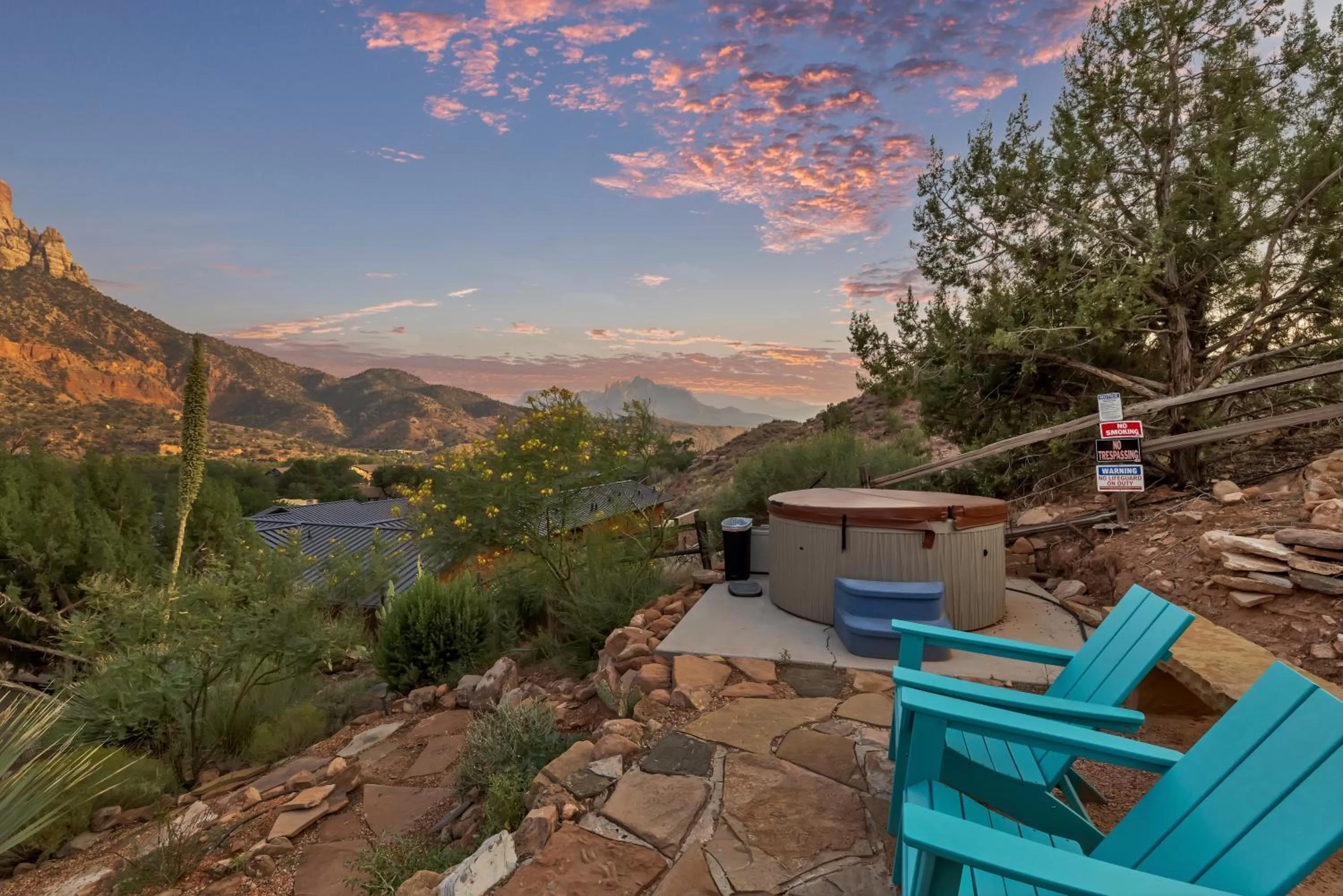 Hot Tub in Red Rock Inn Cottages