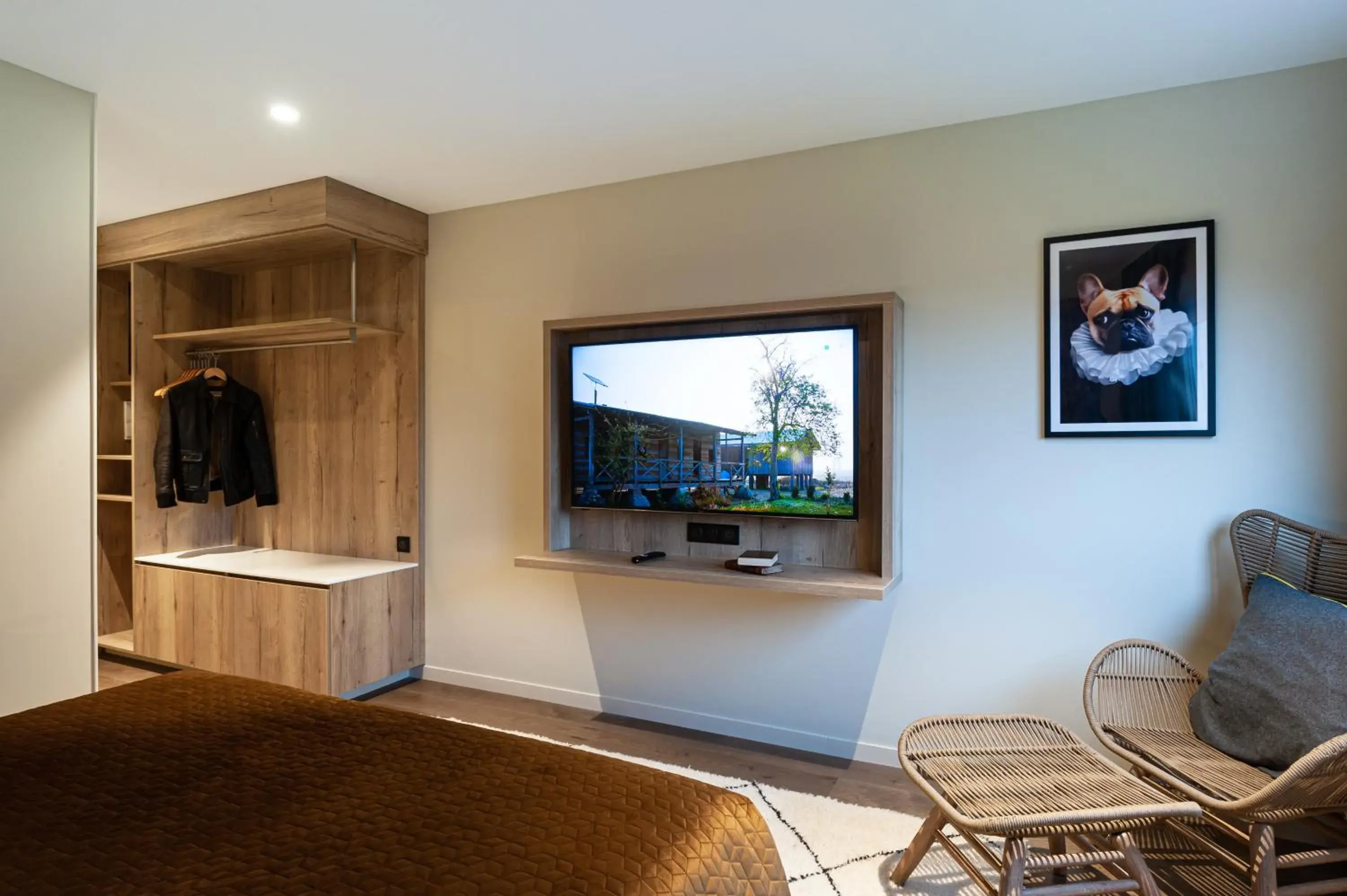 Photo of the whole room, TV/Entertainment Center in Les Nomades Beaune