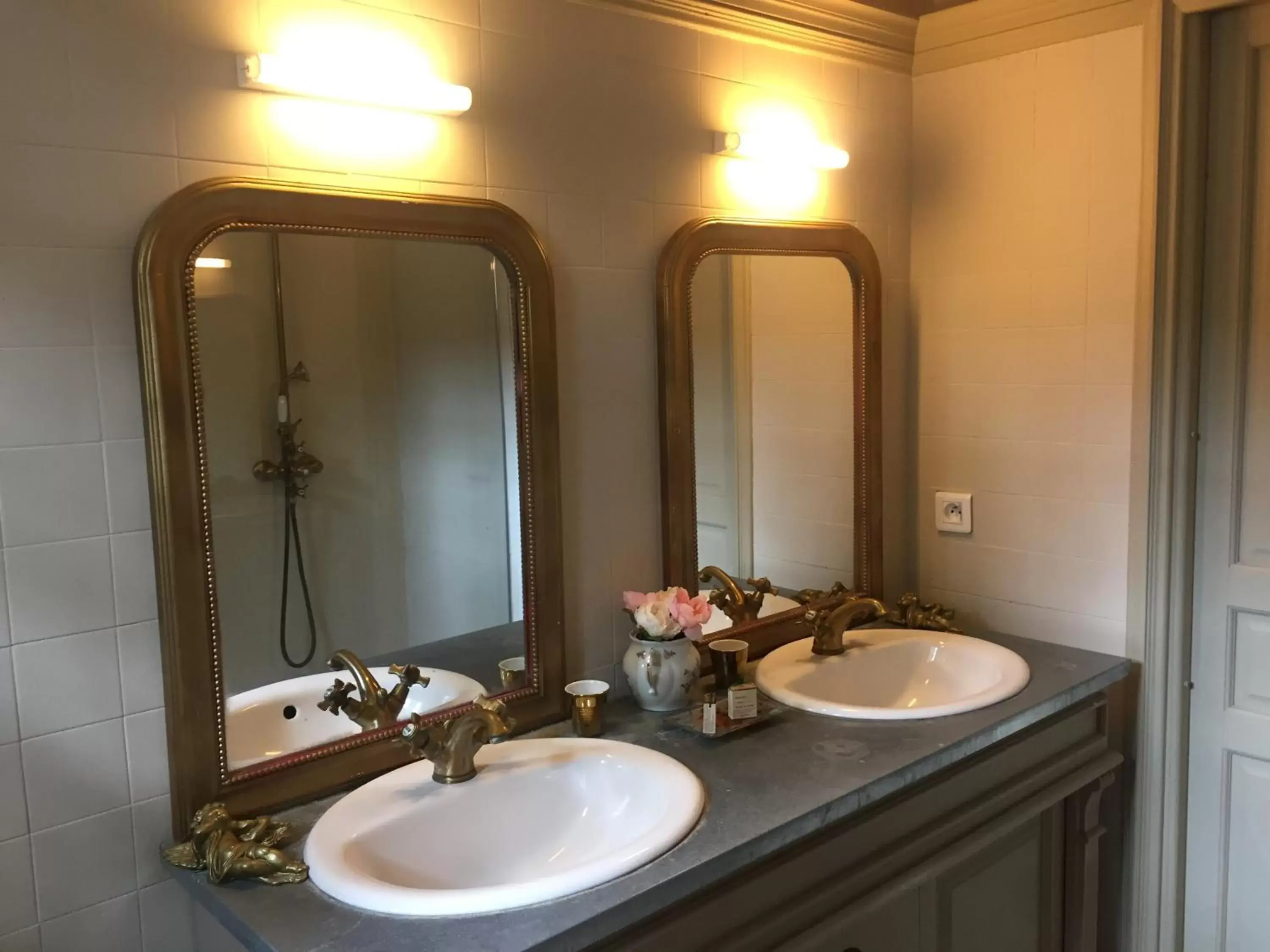 Bathroom in Château Ratou