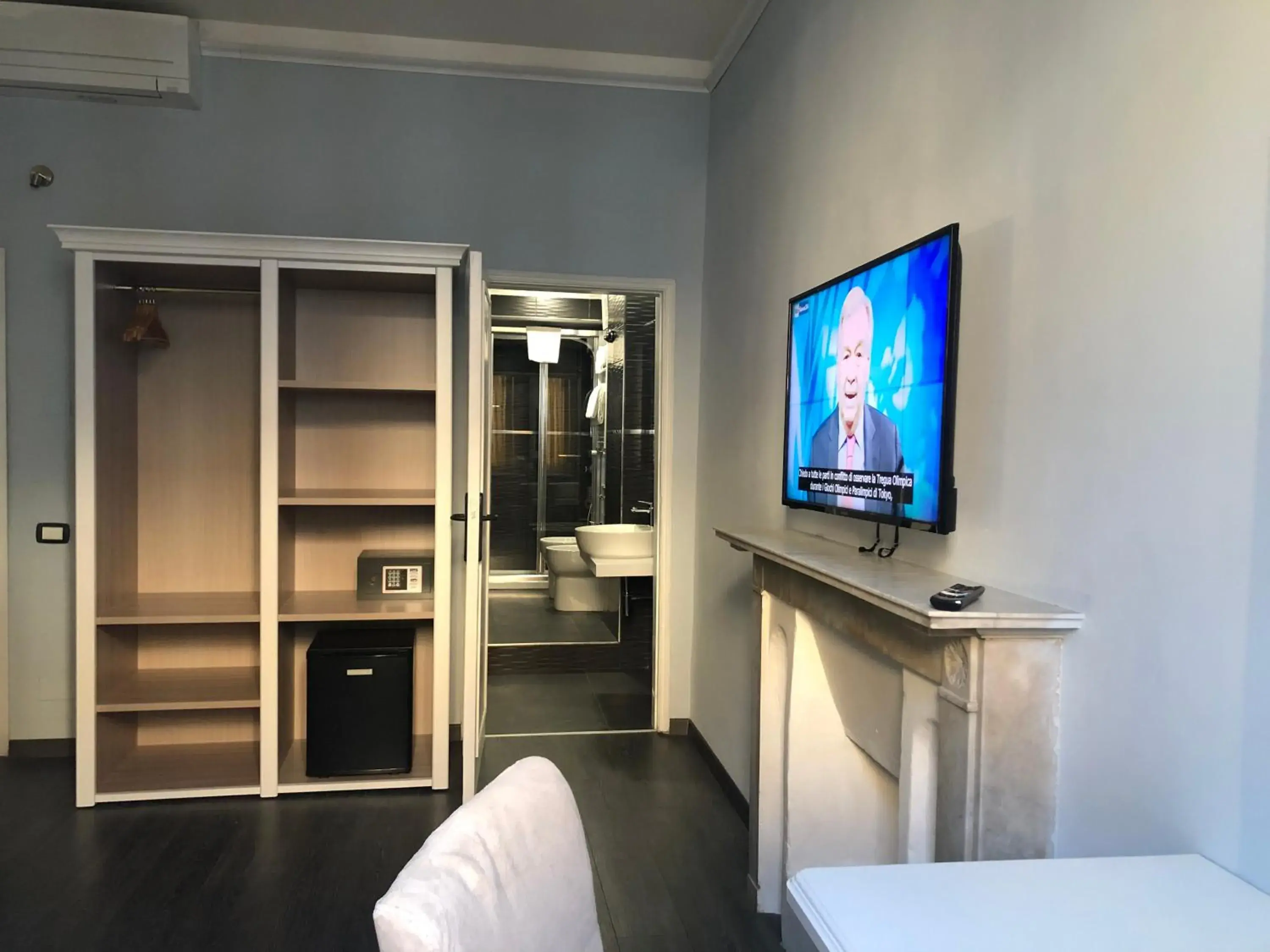 TV and multimedia, TV/Entertainment Center in Hotel Gioia