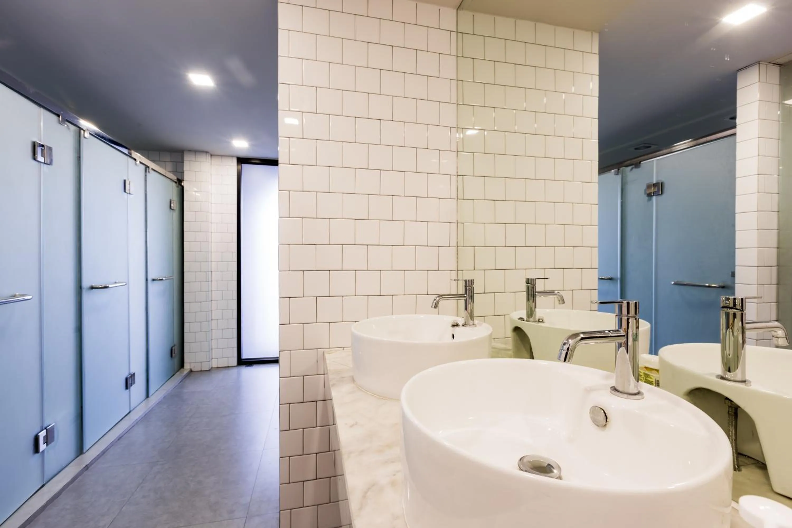 Shower in Snoozz Hotel Krabi