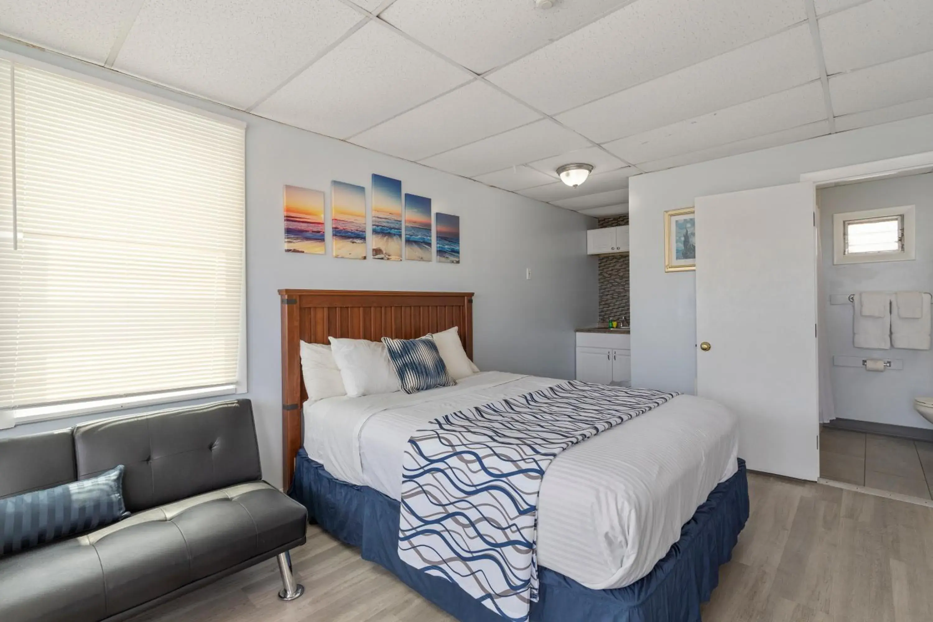 Photo of the whole room, Bed in America's Best Value Inn Mt Royal Motel