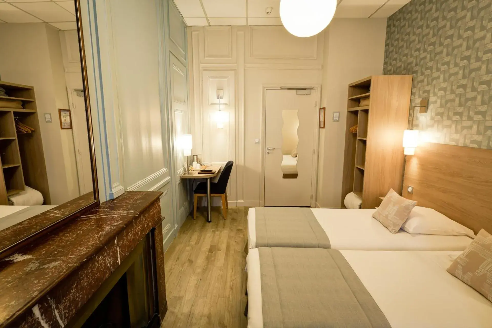 Bedroom, Bed in HÃ´tel du Dauphin