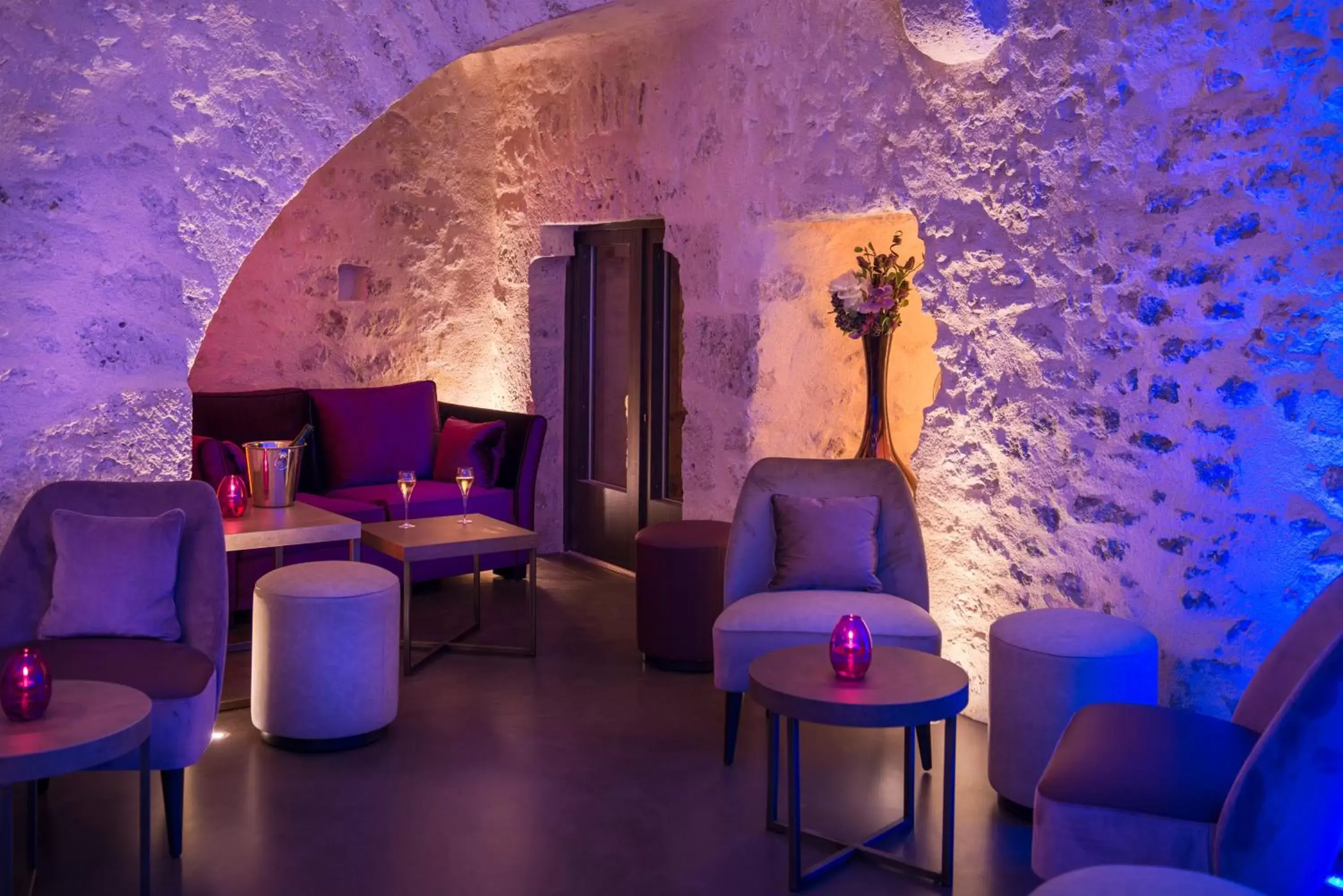 Lounge or bar, Seating Area in Hôtel Aux Vieux Remparts, The Originals Relais