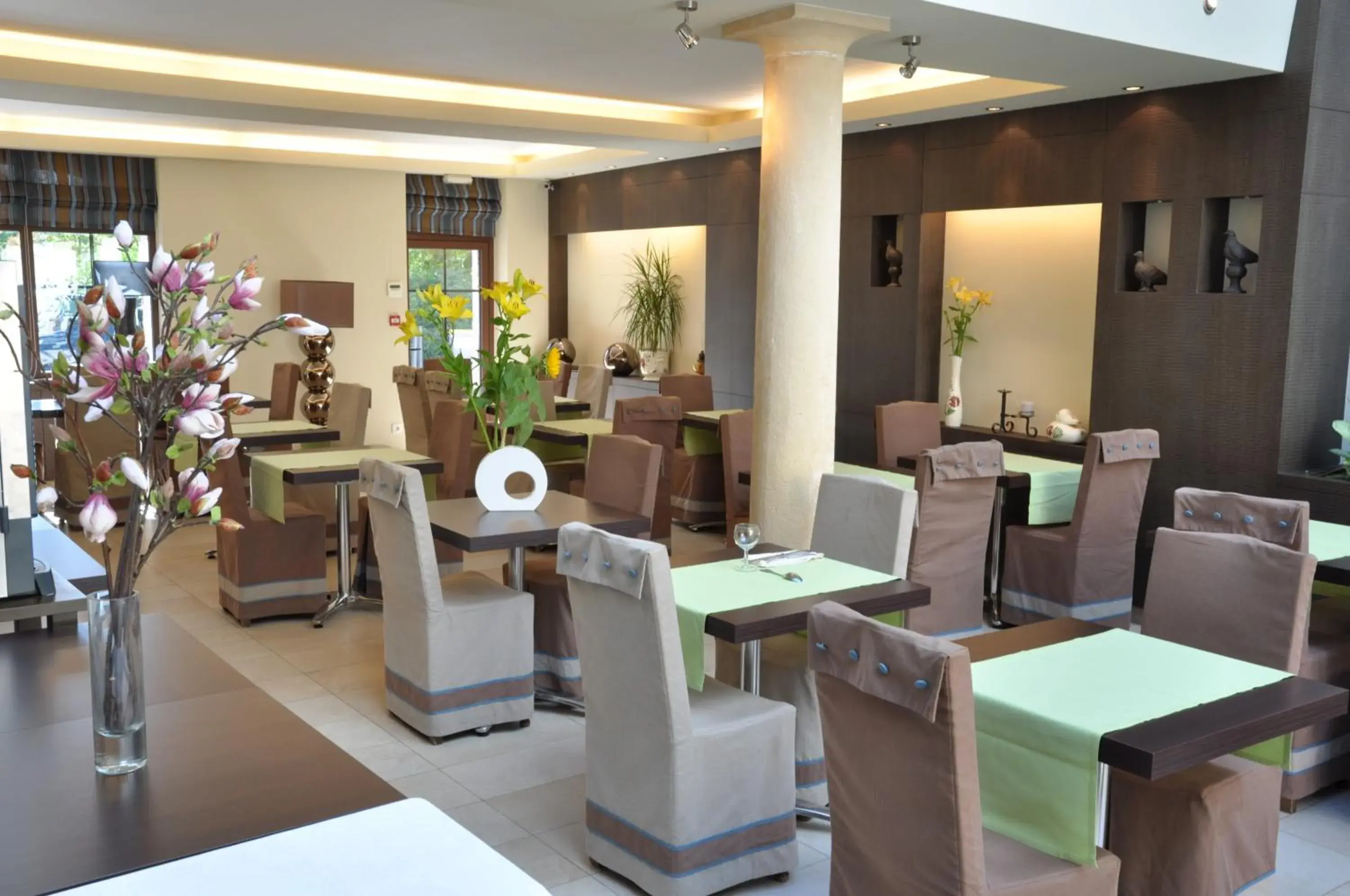 Restaurant/Places to Eat in The Originals Boutique, Hostellerie des Trois Pigeons, Paray-le-Monial (Inter-Hotel)