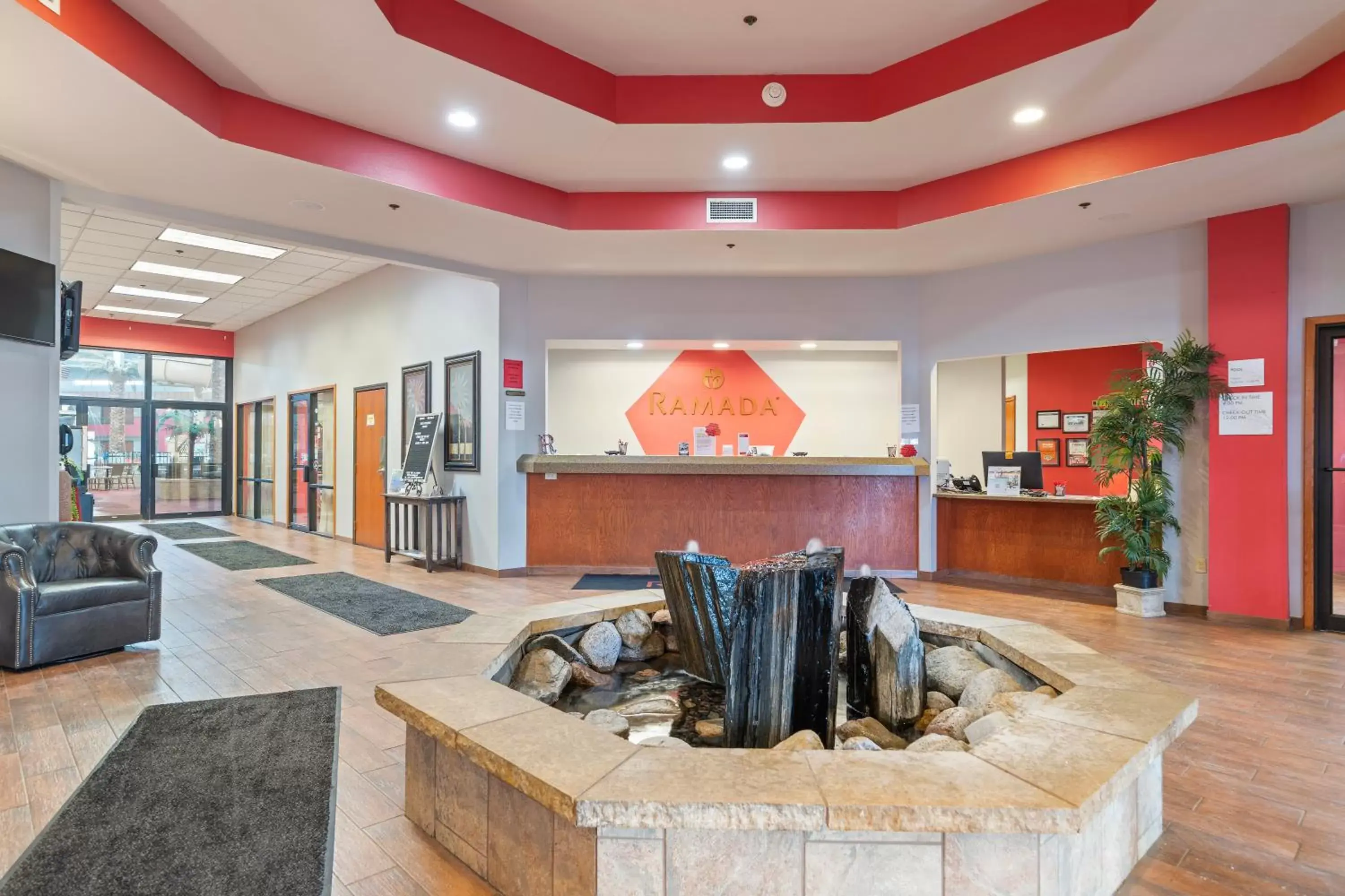 Lobby or reception, Lobby/Reception in Ramada by Wyndham Sioux Falls Airport - Waterpark Resort & Event Center