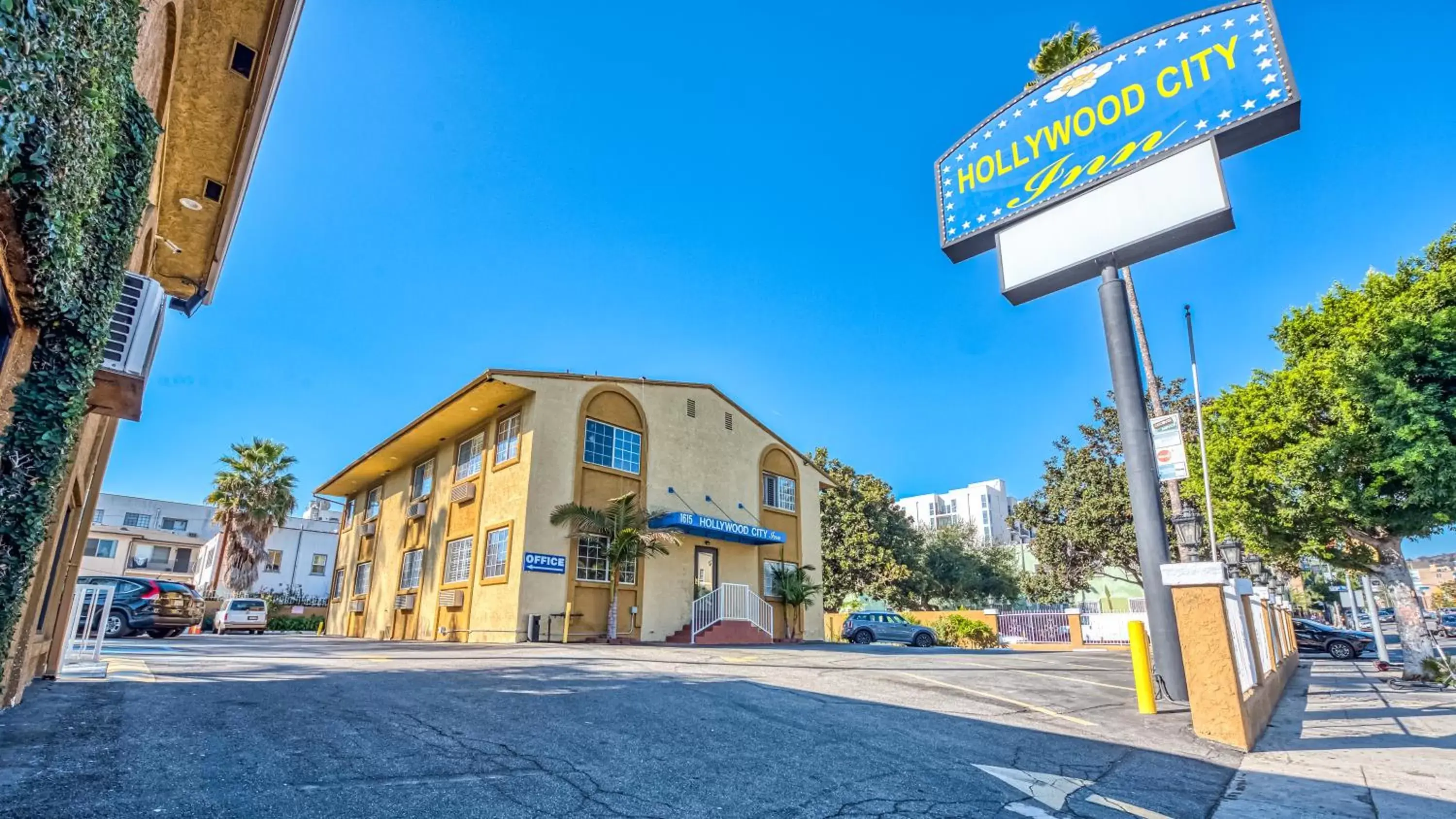 Property Building in Hollywood City Inn