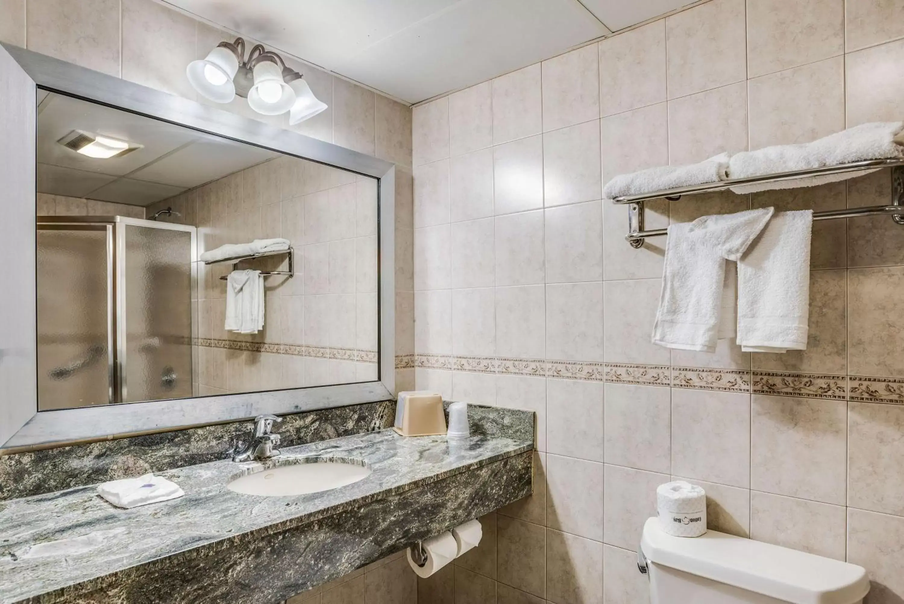 Bathroom in Motel 6-Levittown, PA - Bensalem