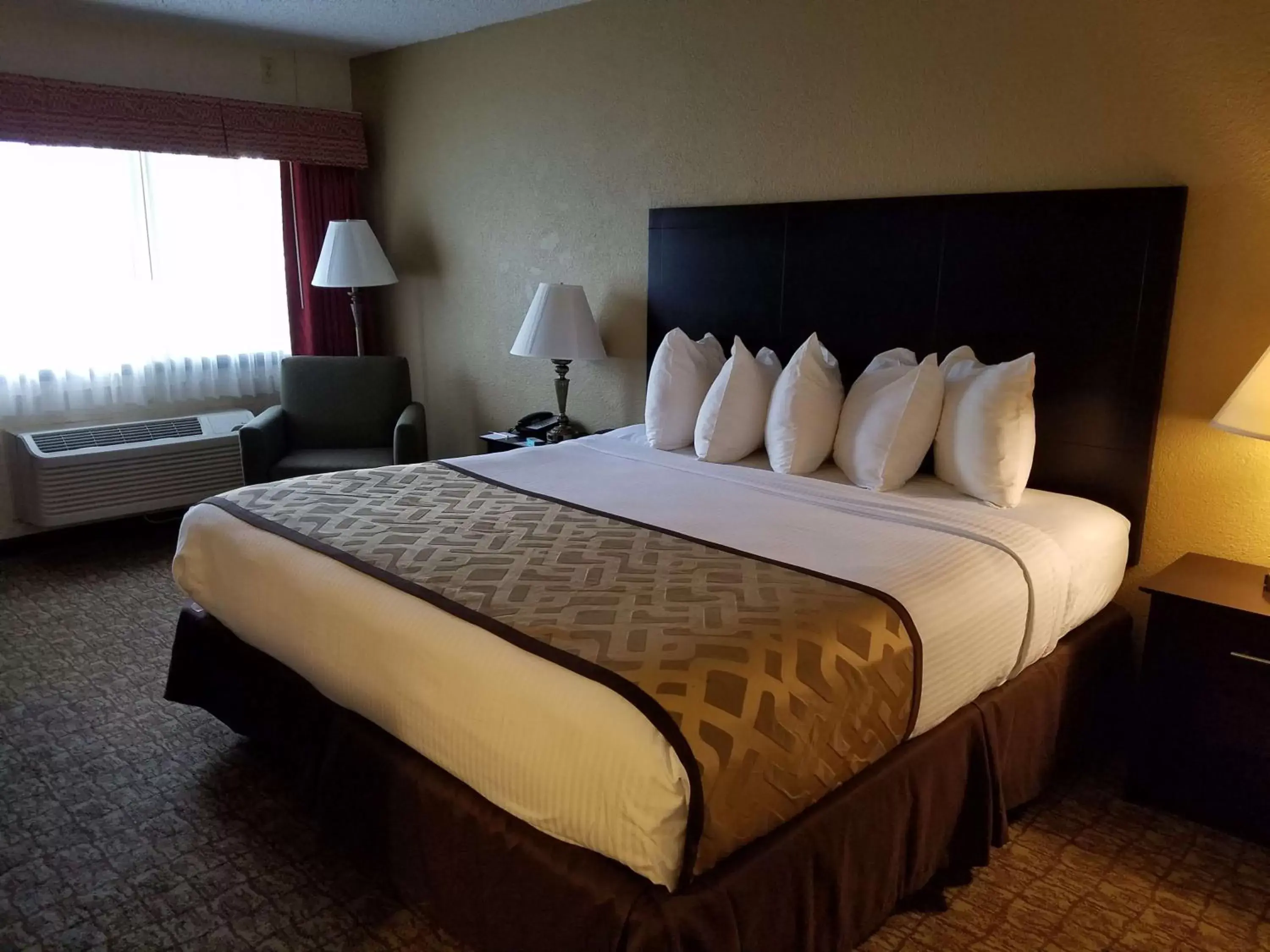 Photo of the whole room, Bed in Best Western Crossroads Inn