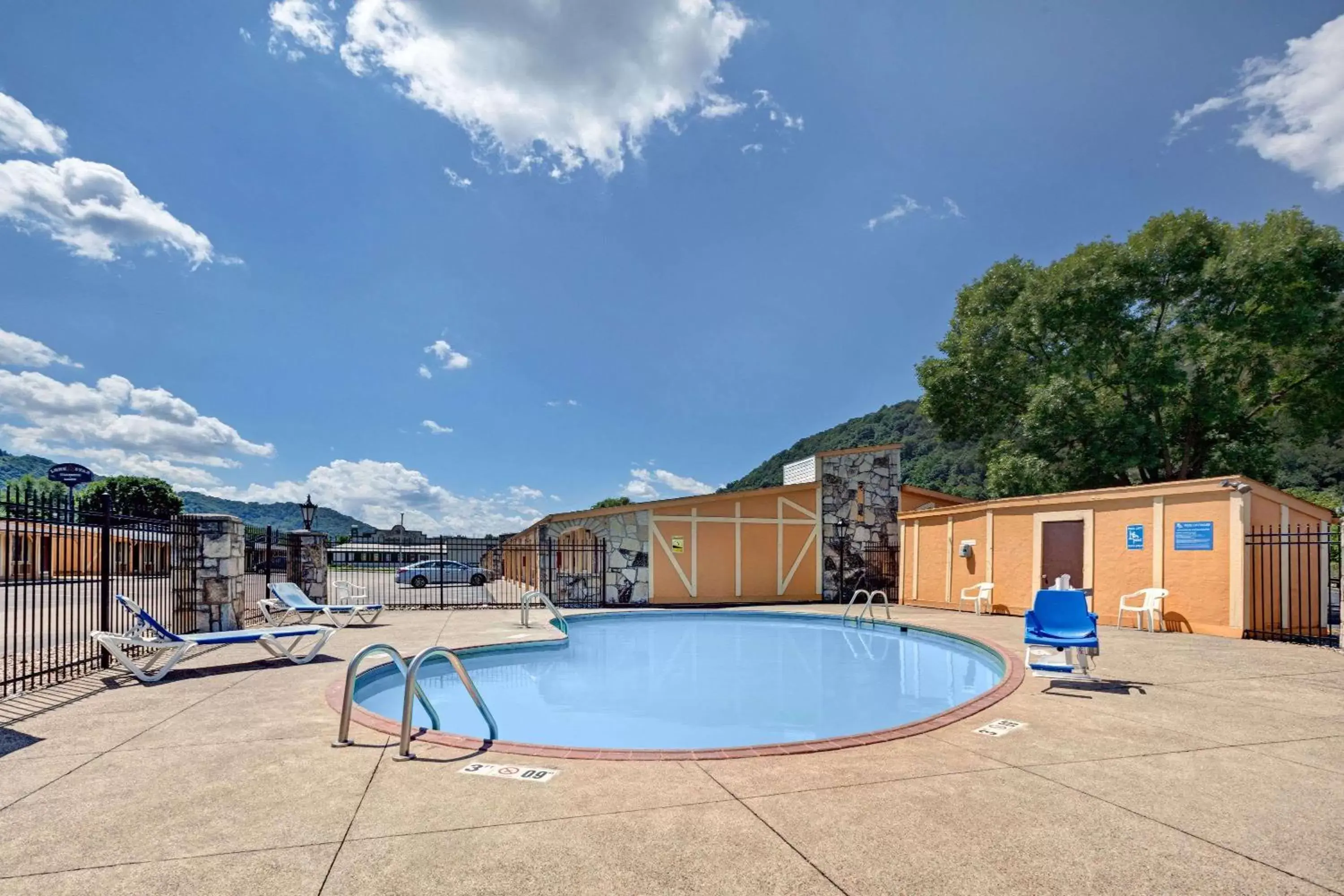 On site, Swimming Pool in Knights Inn Charleston West Virginia