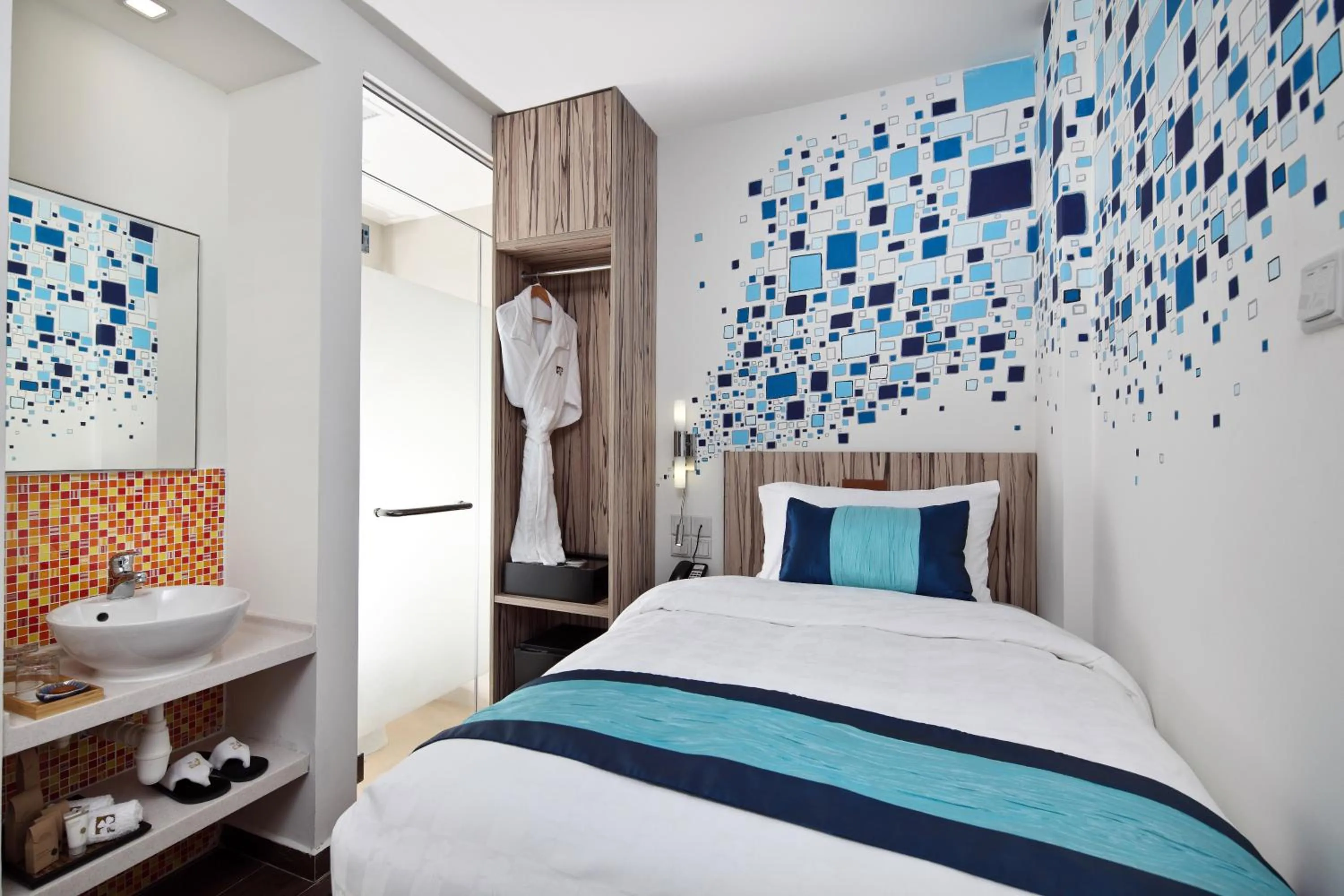 Photo of the whole room, Bed in Hotel Clover The Arts