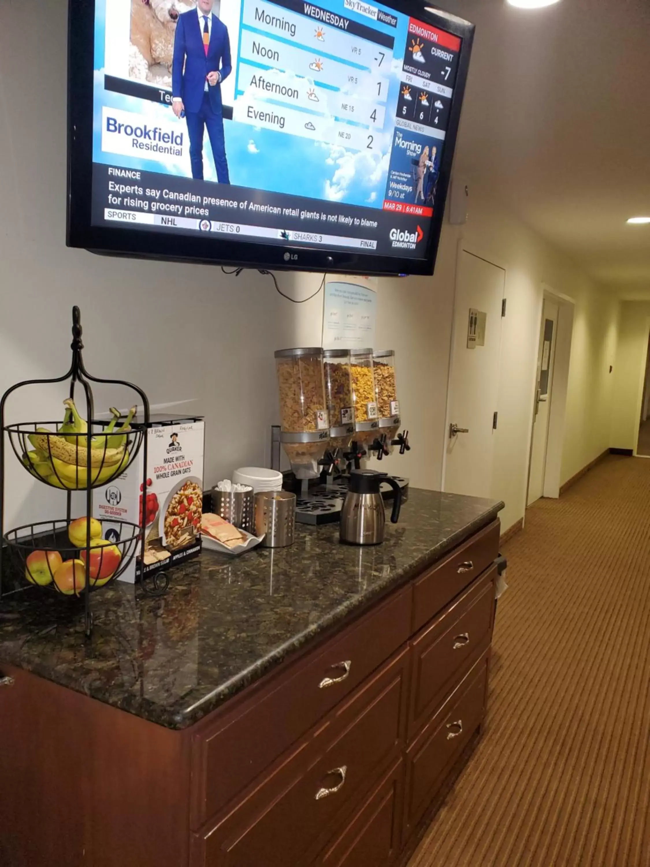 Breakfast, TV/Entertainment Center in Travelodge by Wyndham Edson